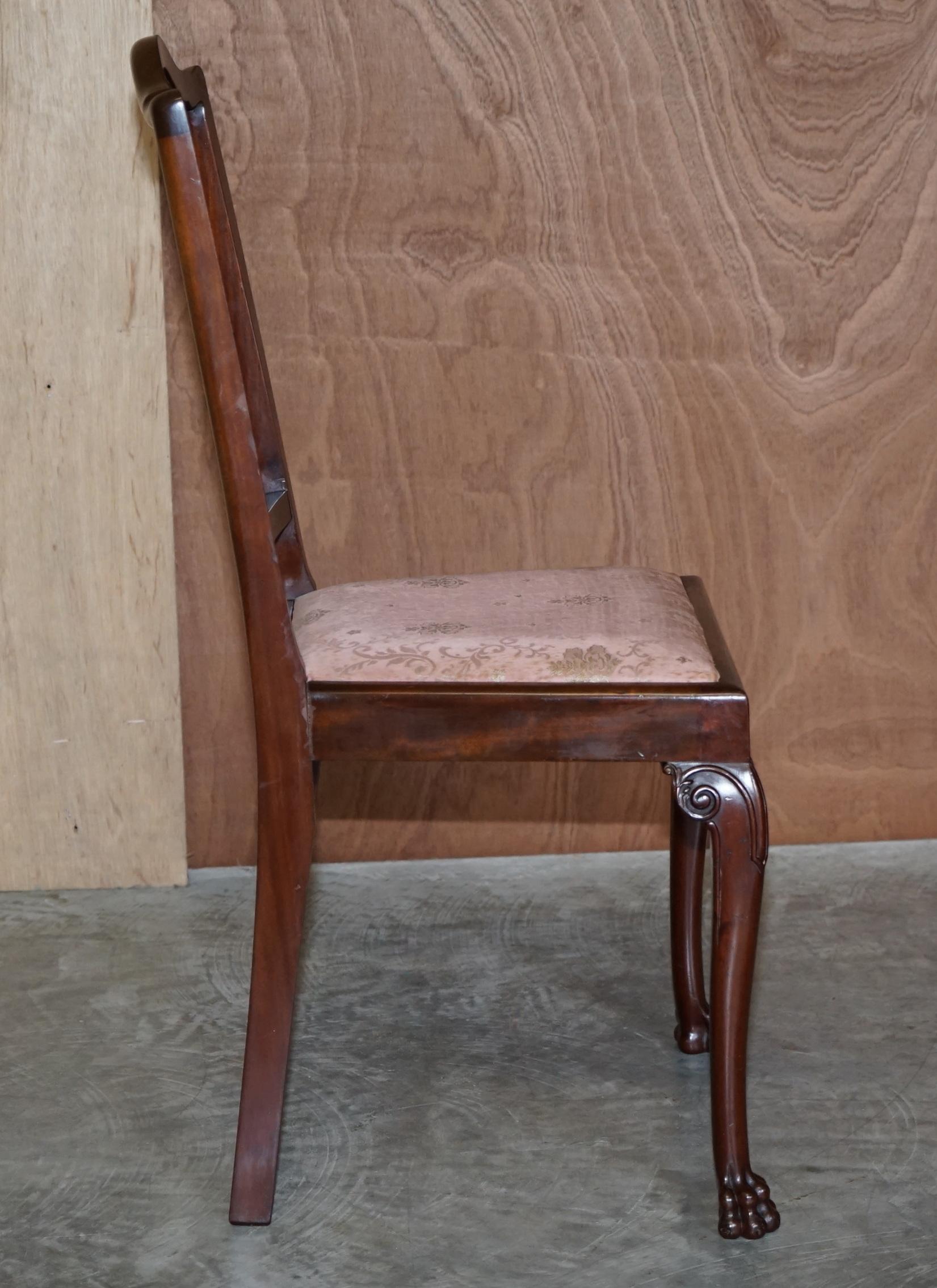 Paar antike, englische, handgeschnitzte Stühle aus Hartholz mit Löwenhaar und Pfotenfüßen aus Honduras im Angebot 5