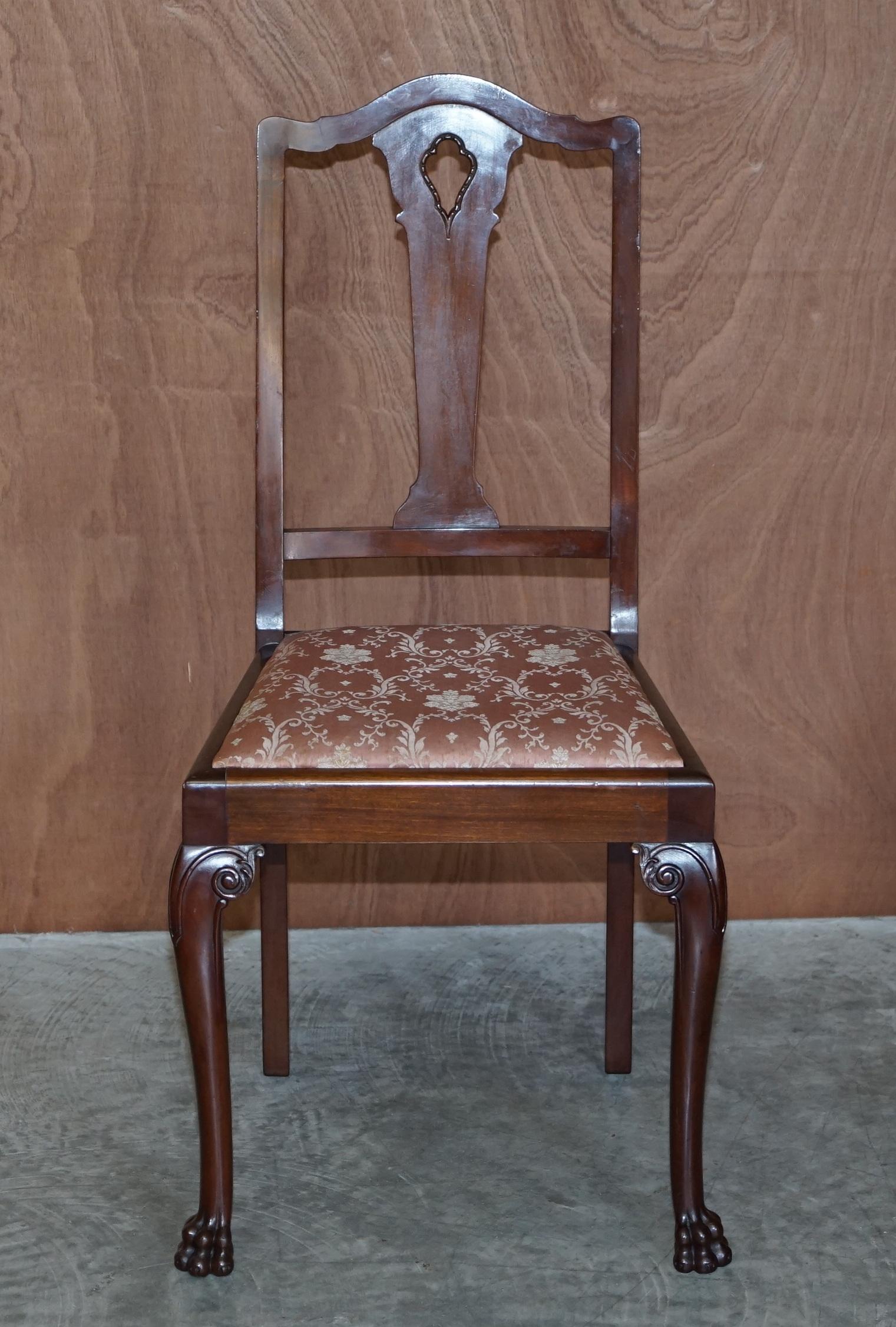 Paar antike, englische, handgeschnitzte Stühle aus Hartholz mit Löwenhaar und Pfotenfüßen aus Honduras (Spätviktorianisch) im Angebot