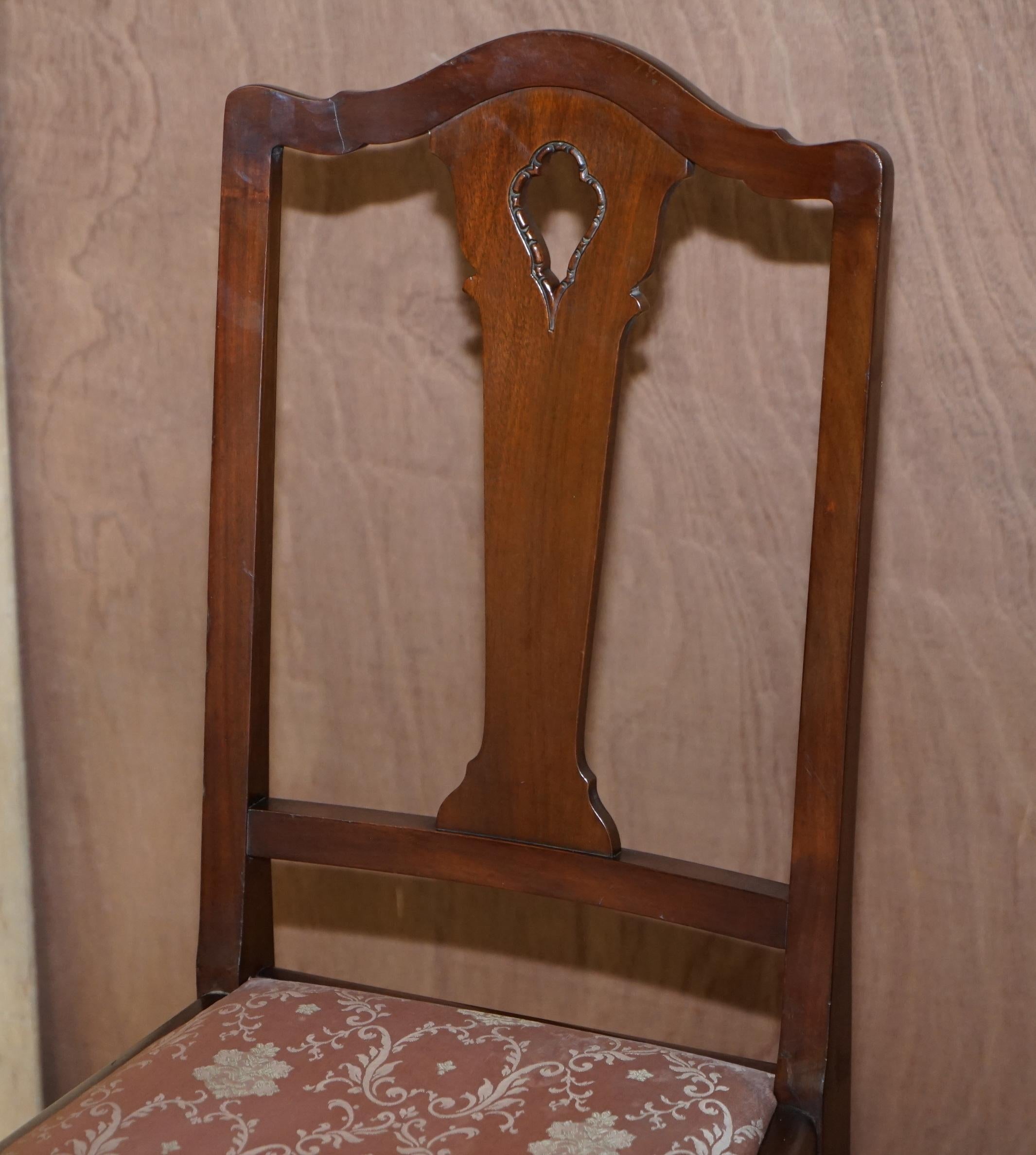 Paar antike, englische, handgeschnitzte Stühle aus Hartholz mit Löwenhaar und Pfotenfüßen aus Honduras (Englisch) im Angebot