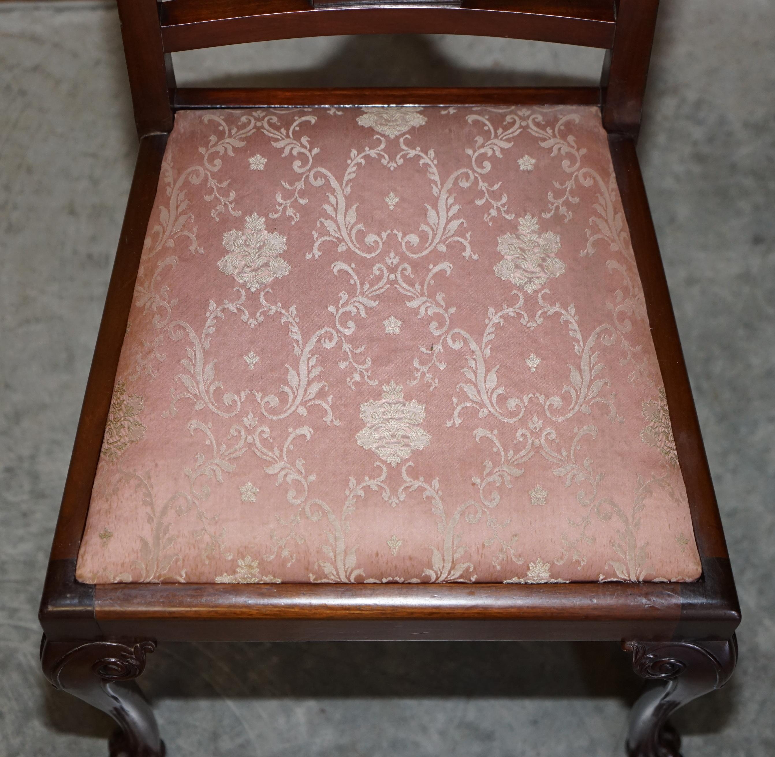 Paar antike, englische, handgeschnitzte Stühle aus Hartholz mit Löwenhaar und Pfotenfüßen aus Honduras (Handgefertigt) im Angebot