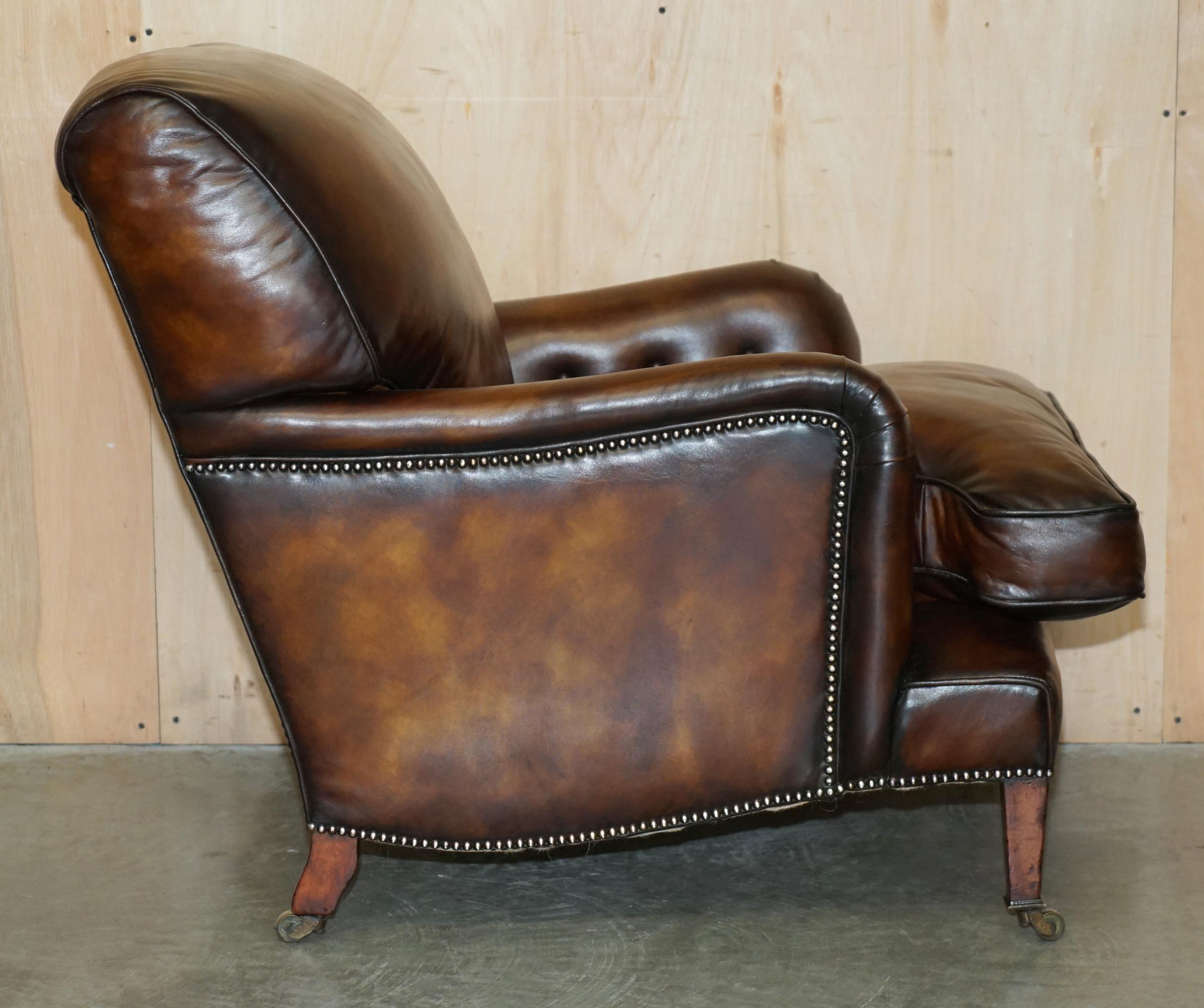 PAIR OF ANTIQUE HOWARD & SON's BRIDGEWATER BROWN LEATHER ARMCHAiRS & FOOTSTOOL For Sale 3