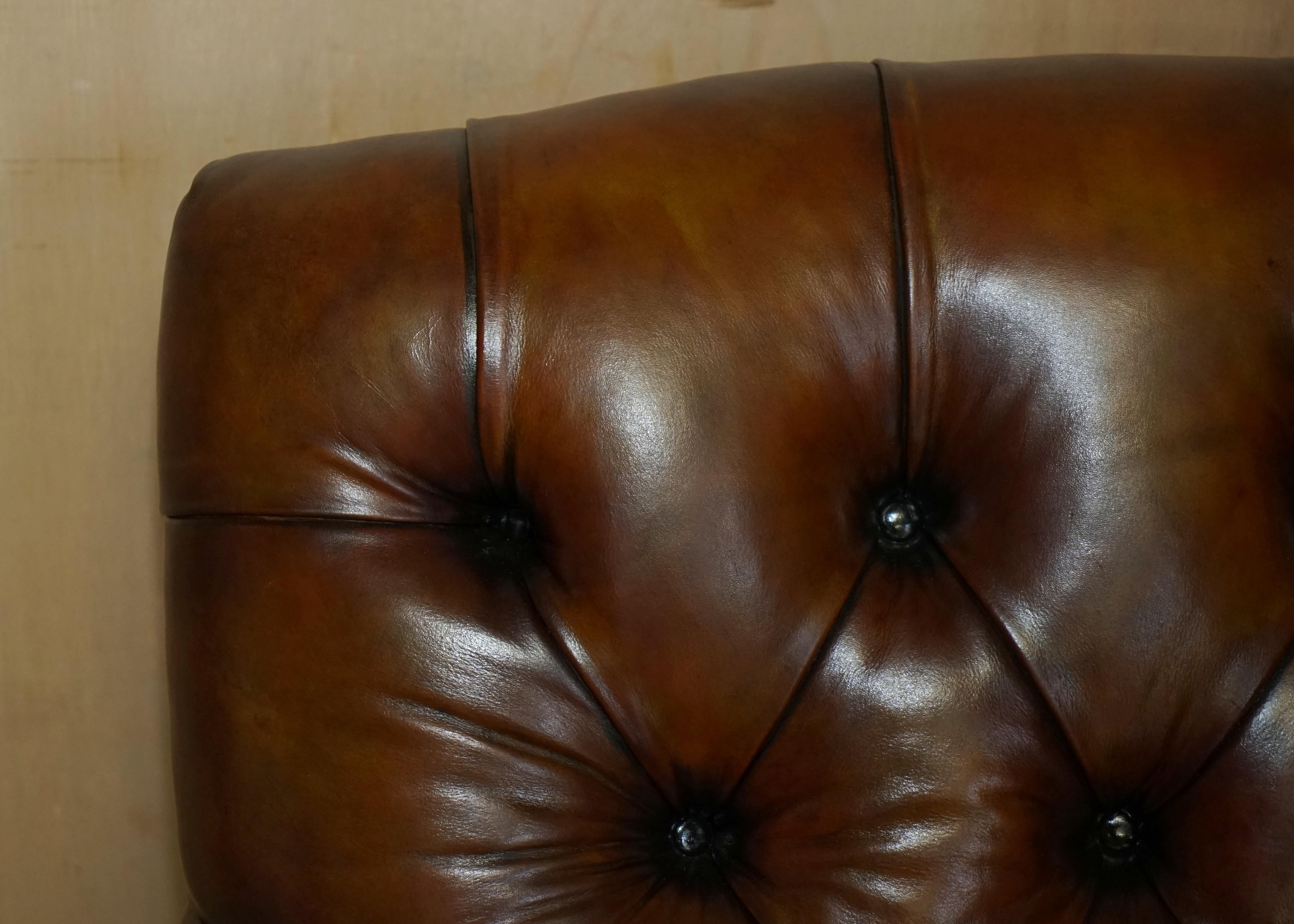 PAAR ANTIQUE HOWARD & SON'S BRIDGEWATER BROWN LEATHER CHESTERFIELD ARMCHAIRS im Angebot 4