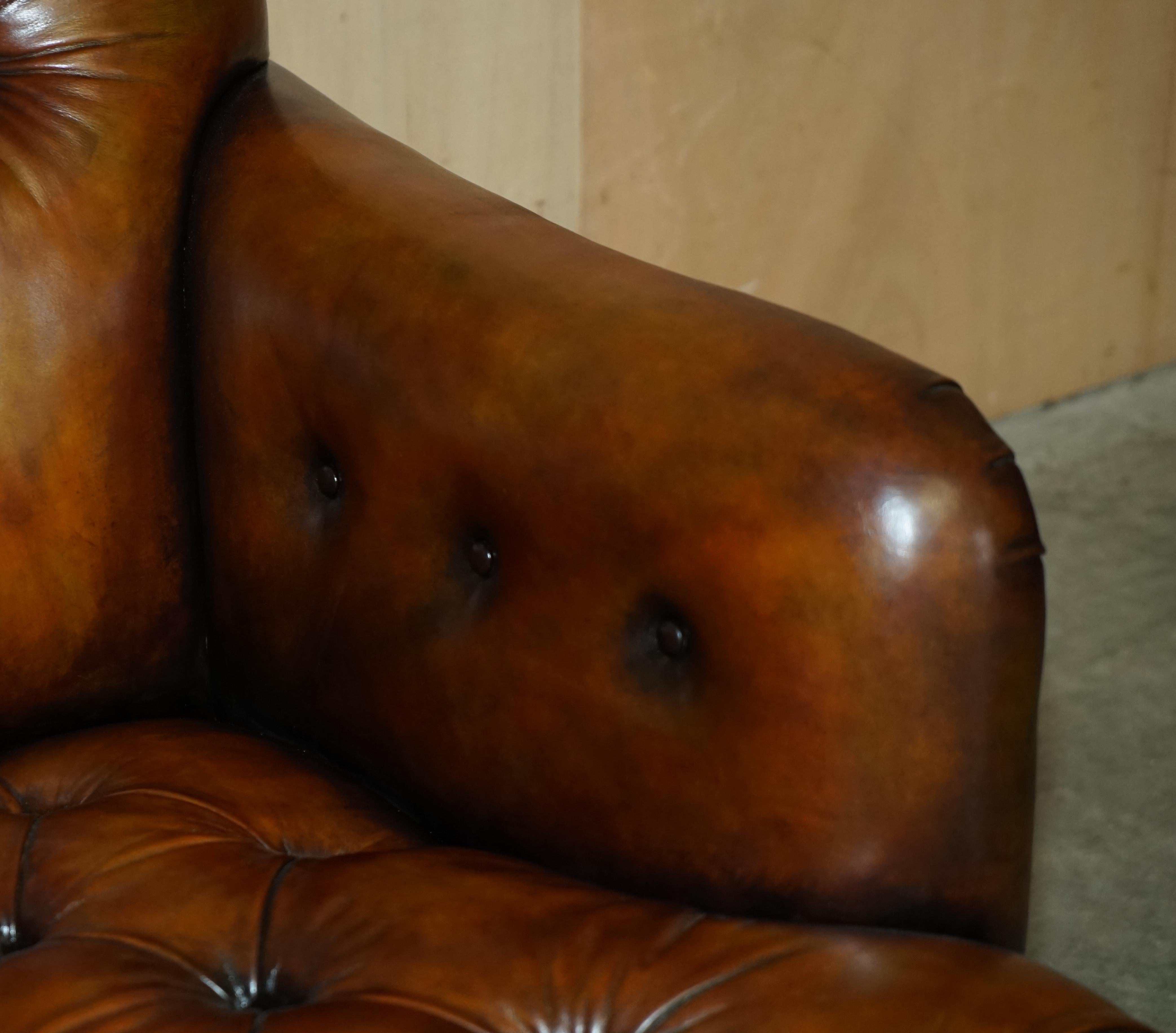 PAAR ANTIQUE HOWARD & SON'S BRIDGEWATER BROWN LEATHER CHESTERFIELD ARMCHAIRS im Angebot 6