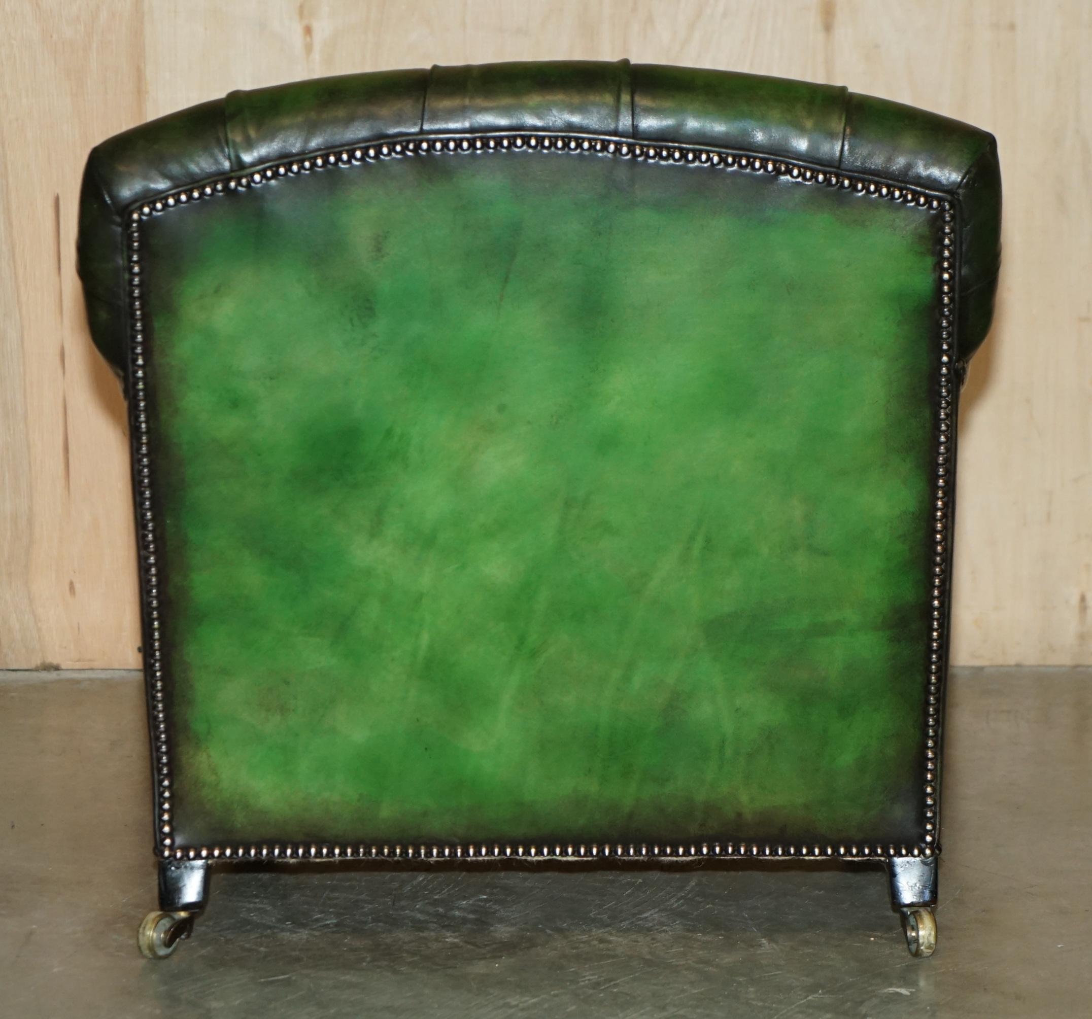 PAIRO DI POLTRONE ANTICHE DI HOWARD & Sons's BRIDGEWATER CHESTERFIELD IN PELLE VERDE in vendita 2