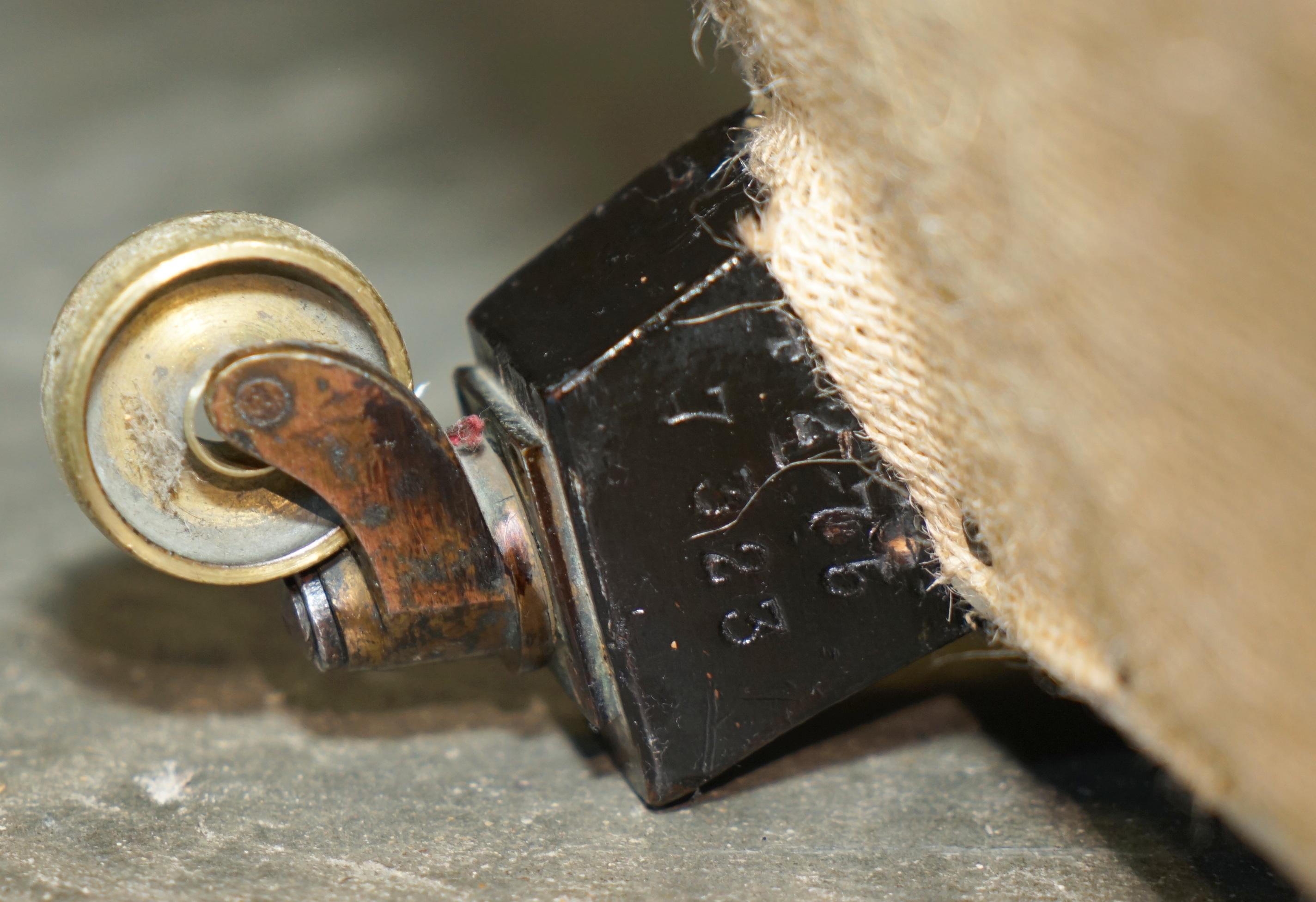 PAIRO DI POLTRONE ANTICHE DI HOWARD & Sons's BRIDGEWATER CHESTERFIELD IN PELLE VERDE in vendita 3