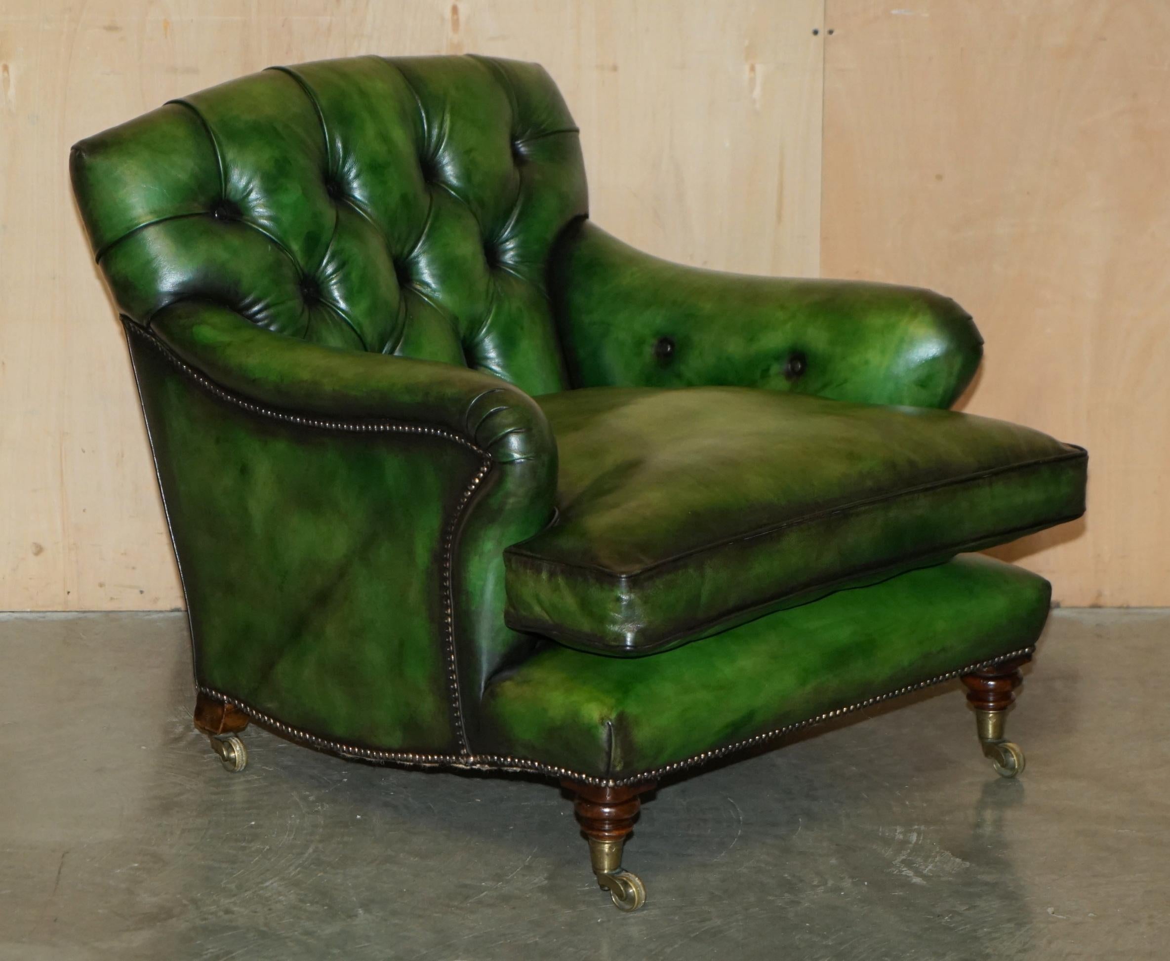 PAIRO DI POLTRONE ANTICHE DI HOWARD & Sons's BRIDGEWATER CHESTERFIELD IN PELLE VERDE in vendita 4