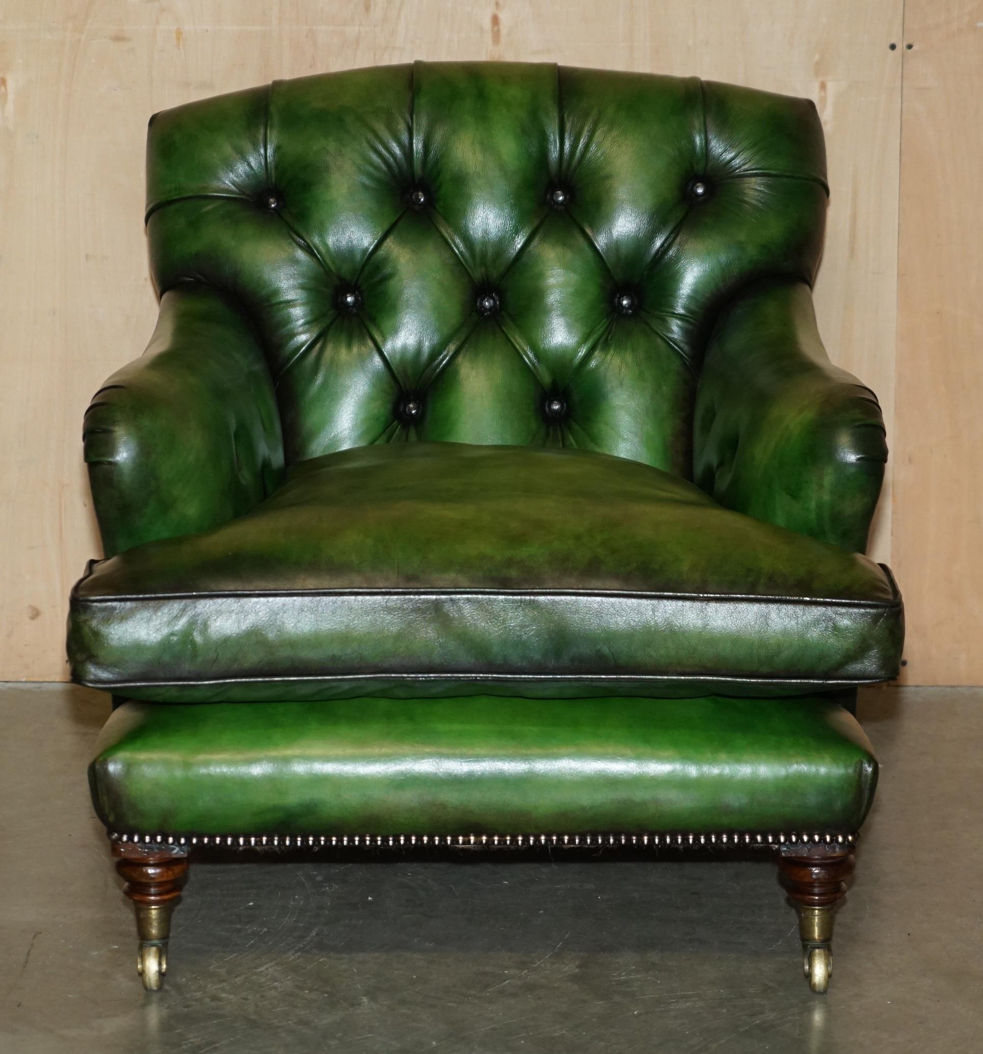 PAIRO DI POLTRONE ANTICHE DI HOWARD & Sons's BRIDGEWATER CHESTERFIELD IN PELLE VERDE in vendita 5