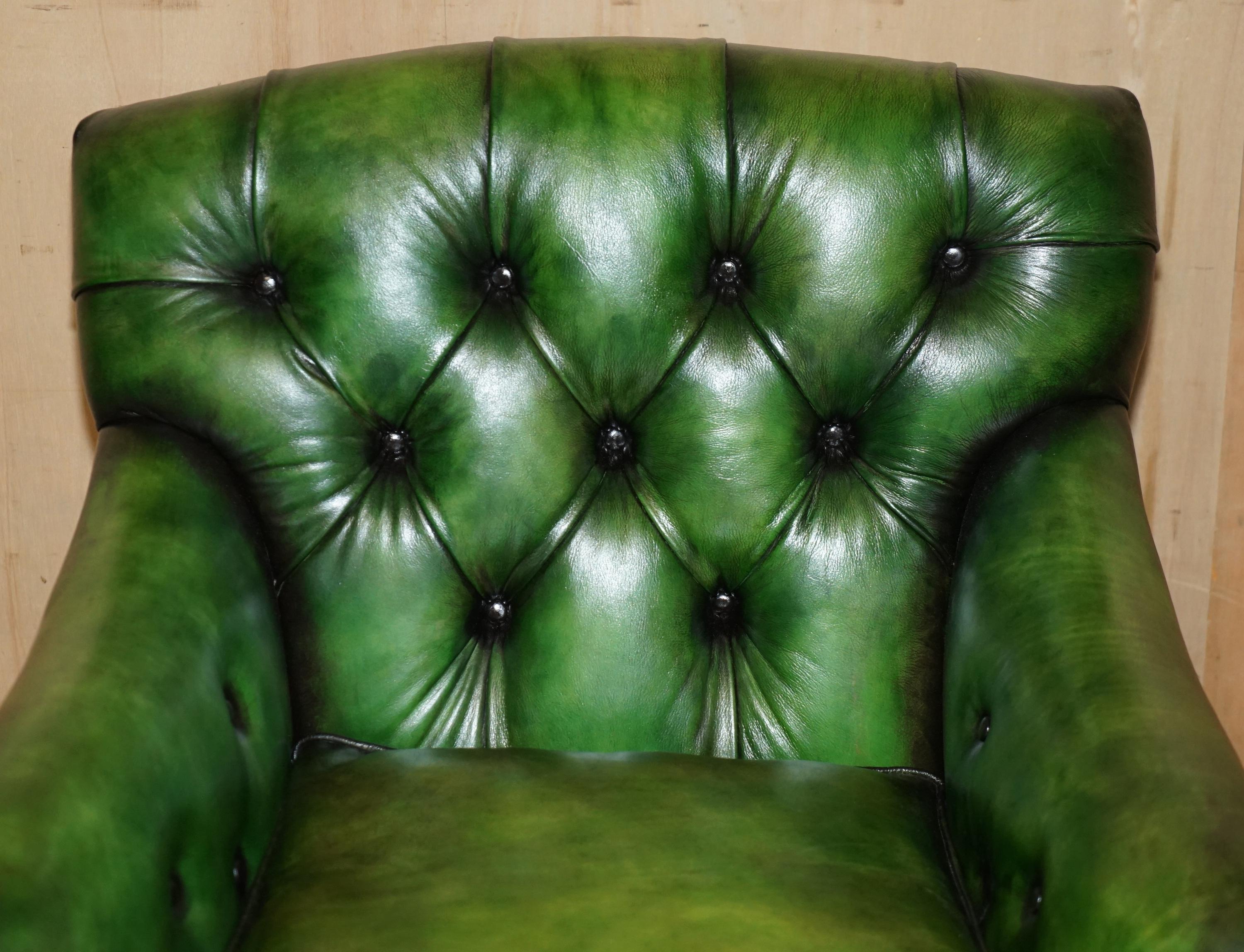 PAIRO DI POLTRONE ANTICHE DI HOWARD & Sons's BRIDGEWATER CHESTERFIELD IN PELLE VERDE in vendita 6