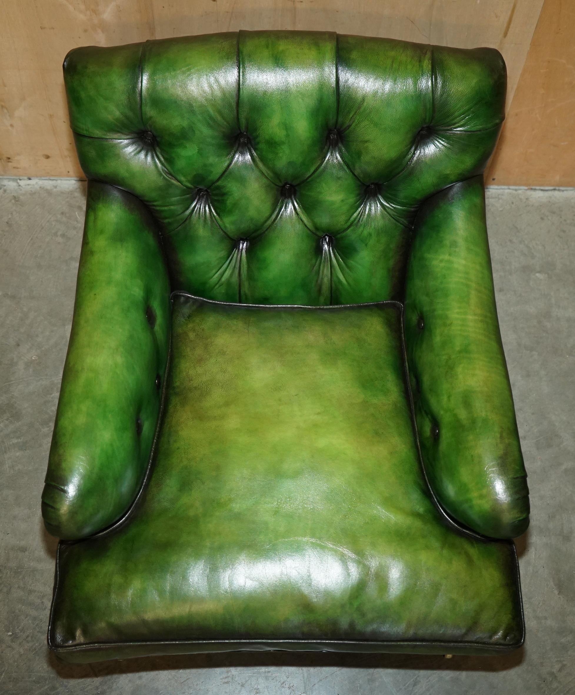 PAIRO DI POLTRONE ANTICHE DI HOWARD & Sons's BRIDGEWATER CHESTERFIELD IN PELLE VERDE in vendita 7