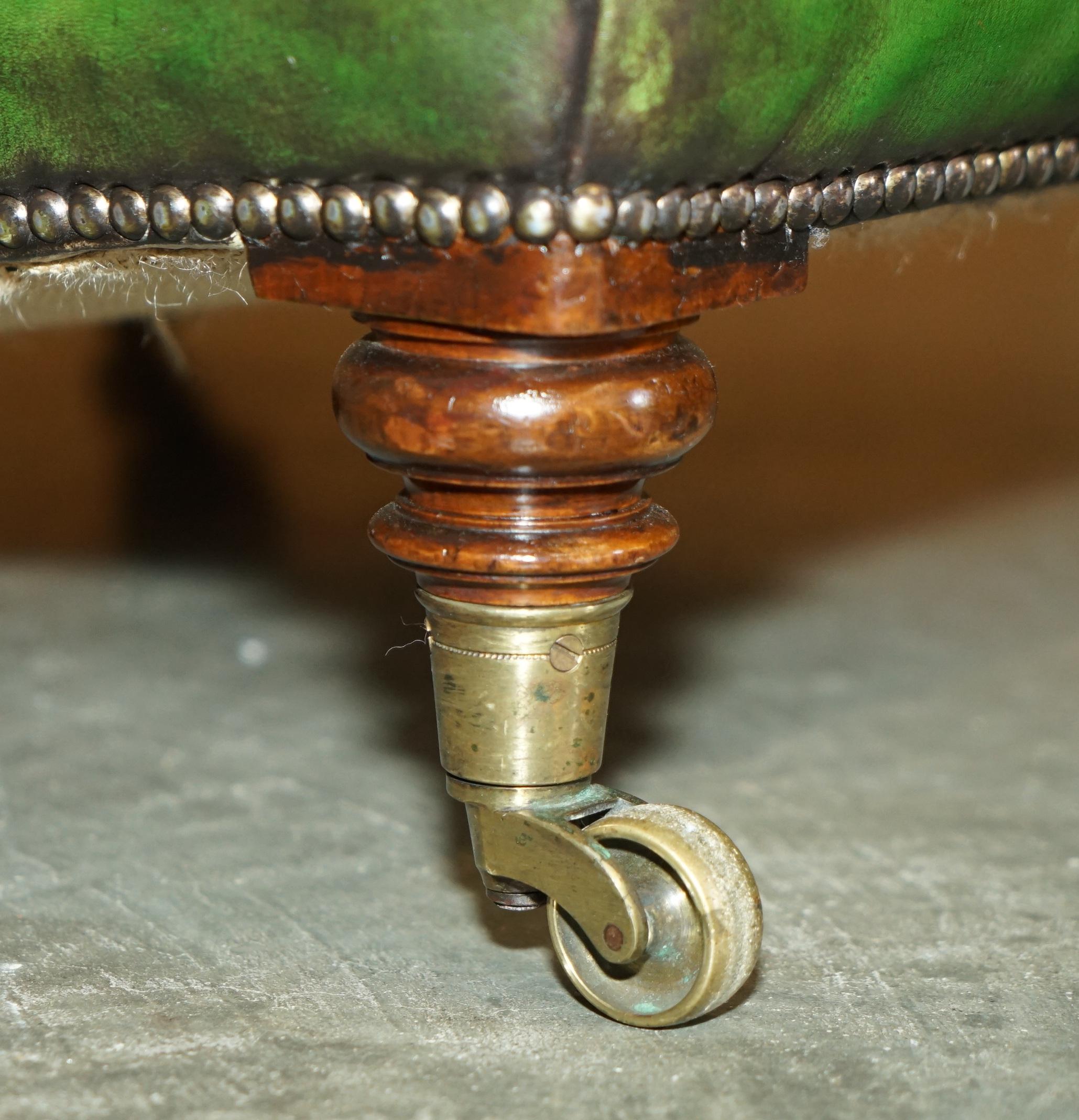 PAIRO DI POLTRONE ANTICHE DI HOWARD & Sons's BRIDGEWATER CHESTERFIELD IN PELLE VERDE in vendita 8