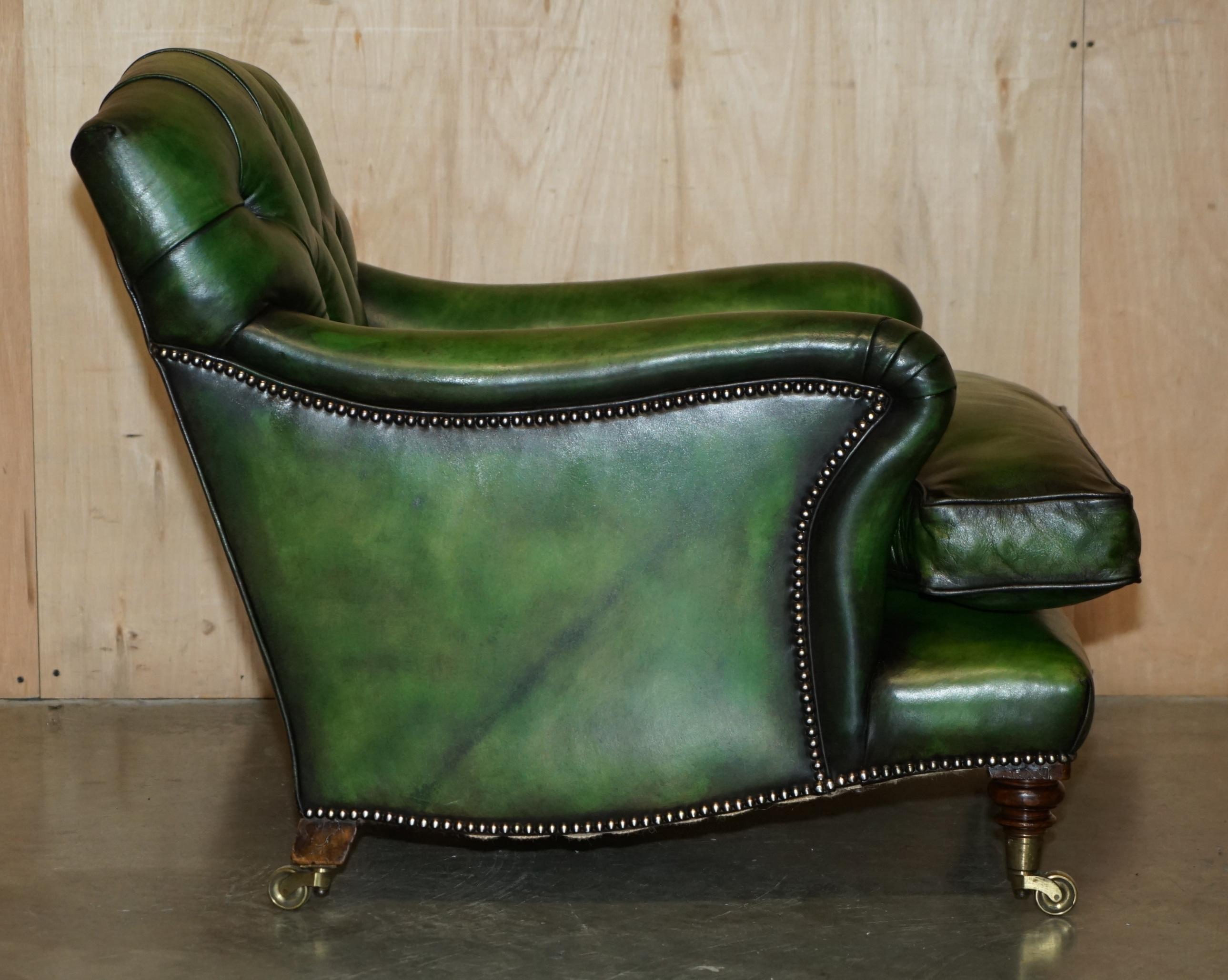 PAIRO DI POLTRONE ANTICHE DI HOWARD & Sons's BRIDGEWATER CHESTERFIELD IN PELLE VERDE in vendita 9