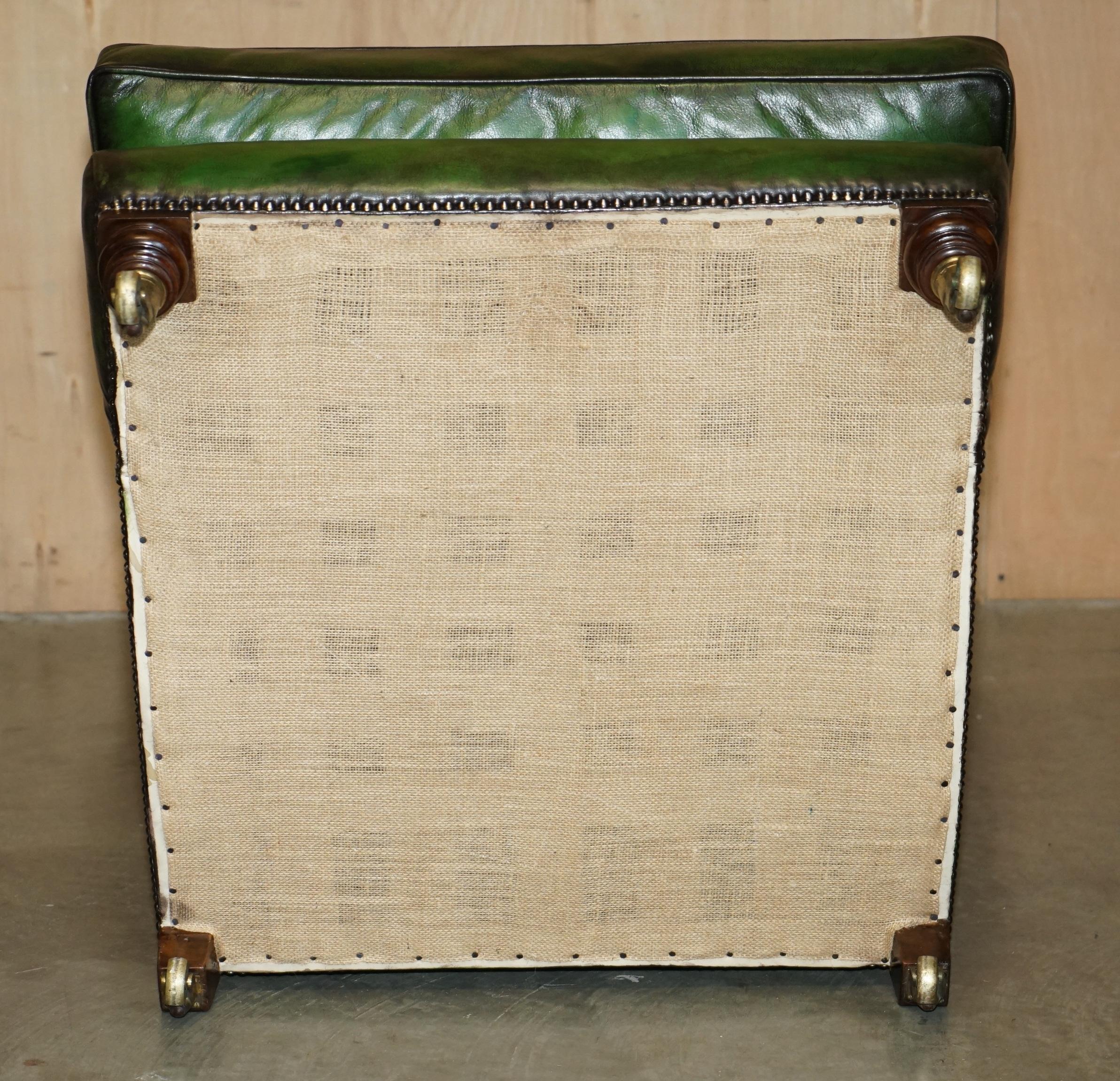 PAIRO DI POLTRONE ANTICHE DI HOWARD & Sons's BRIDGEWATER CHESTERFIELD IN PELLE VERDE in vendita 10