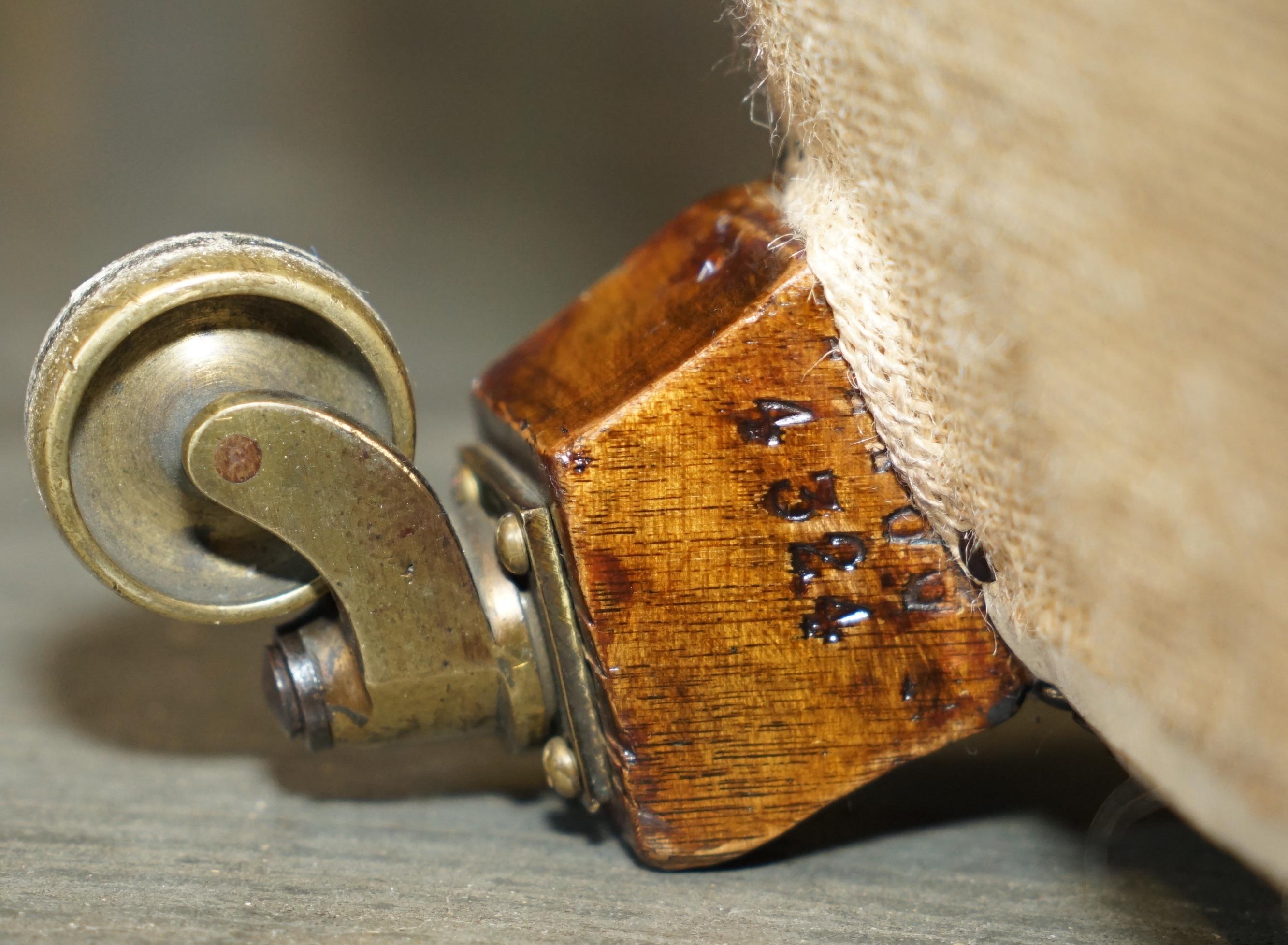 PAIRO DI POLTRONE ANTICHE DI HOWARD & Sons's BRIDGEWATER CHESTERFIELD IN PELLE VERDE in vendita 12