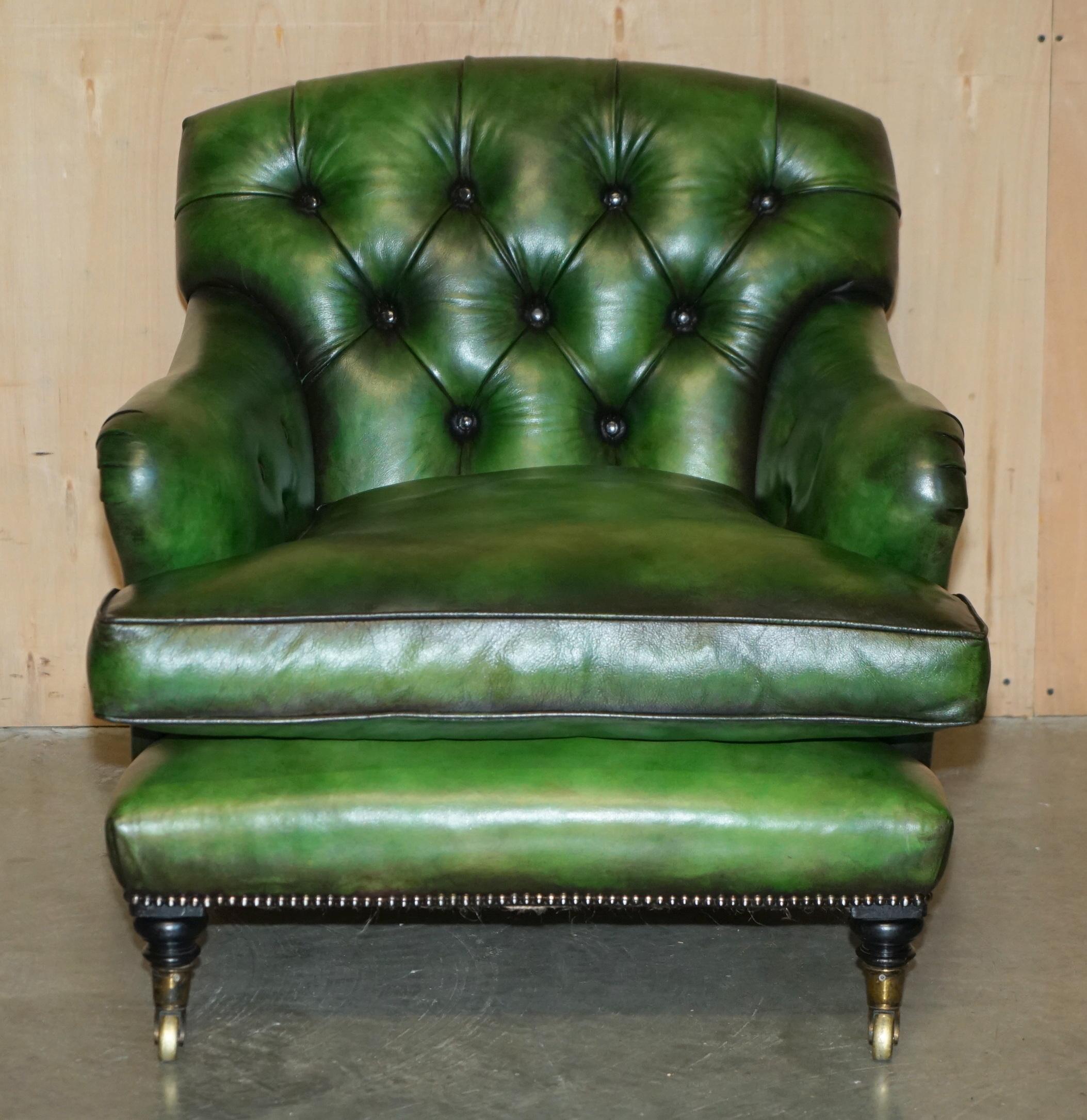 Vittoriano PAIRO DI POLTRONE ANTICHE DI HOWARD & Sons's BRIDGEWATER CHESTERFIELD IN PELLE VERDE in vendita