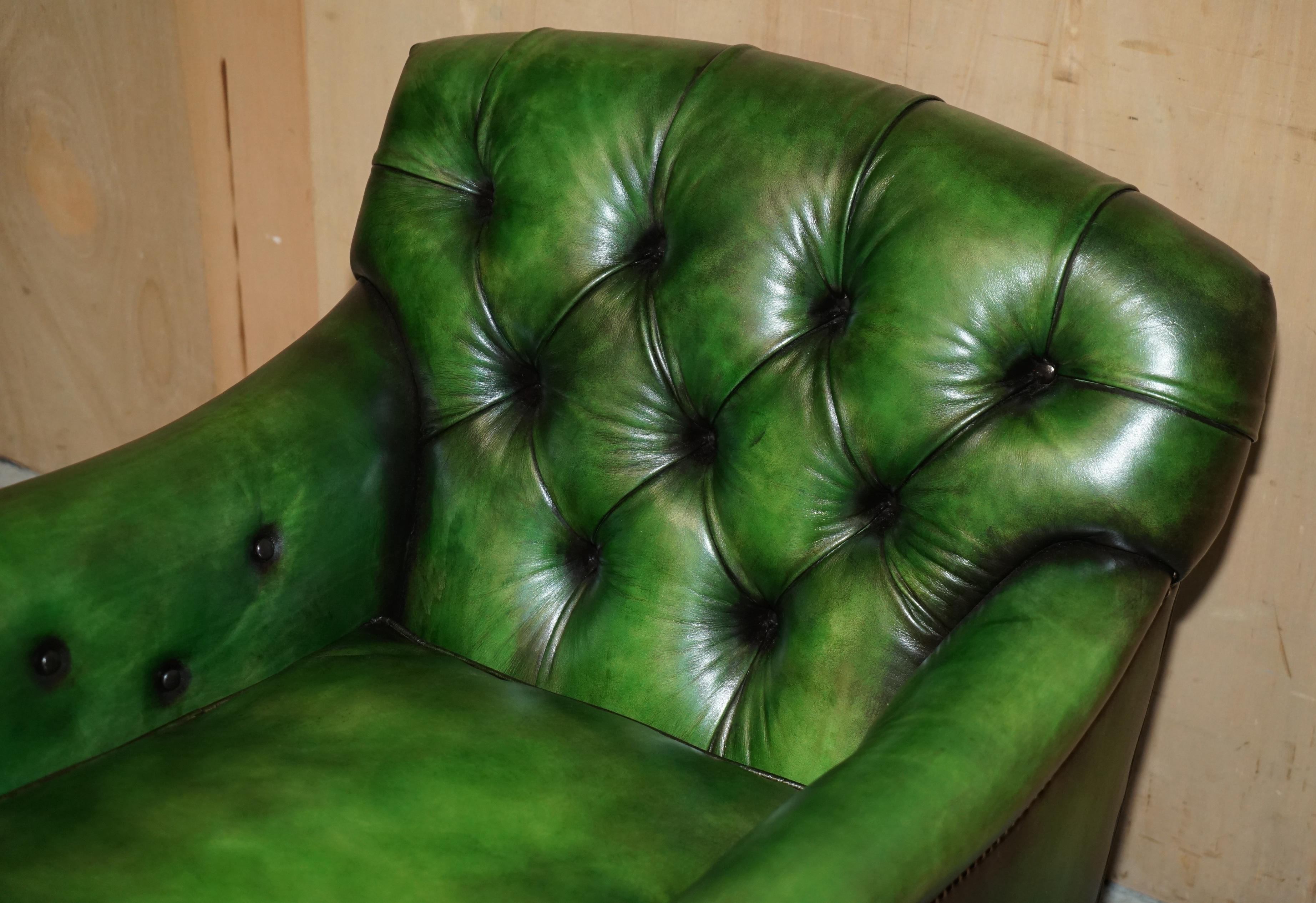 Inglese PAIRO DI POLTRONE ANTICHE DI HOWARD & Sons's BRIDGEWATER CHESTERFIELD IN PELLE VERDE in vendita