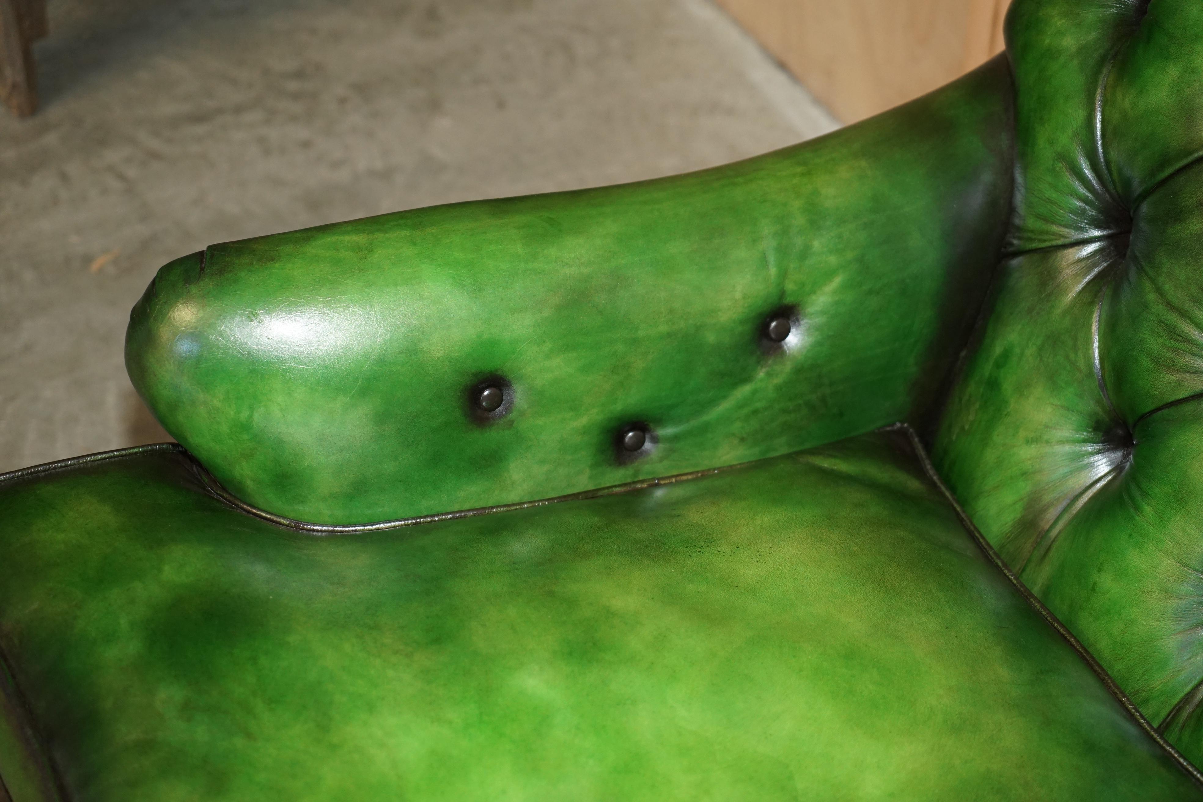 Fatto a mano PAIRO DI POLTRONE ANTICHE DI HOWARD & Sons's BRIDGEWATER CHESTERFIELD IN PELLE VERDE in vendita
