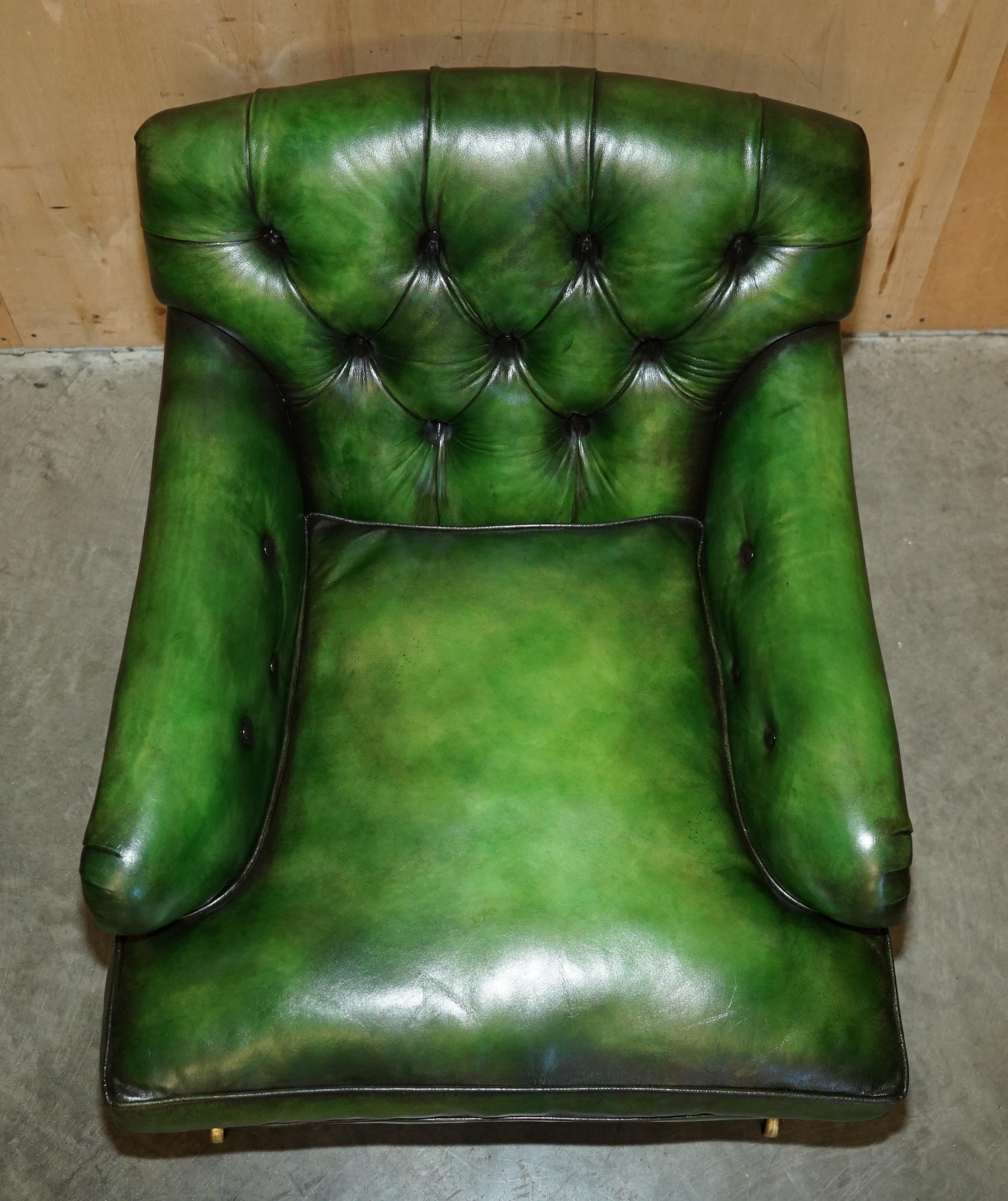 PAIRO DI POLTRONE ANTICHE DI HOWARD & Sons's BRIDGEWATER CHESTERFIELD IN PELLE VERDE In condizioni buone in vendita a West Sussex, Pulborough