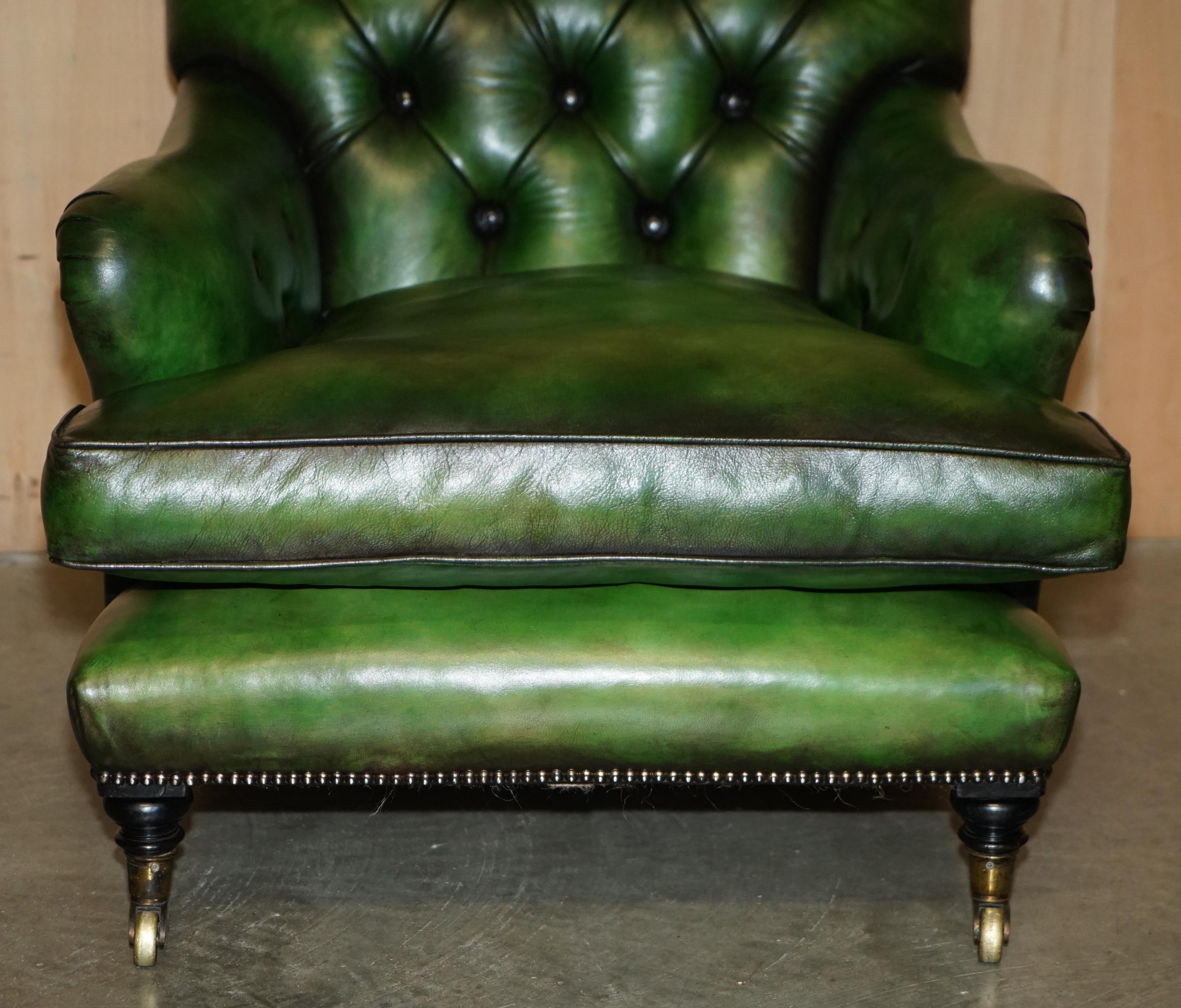 XIX secolo PAIRO DI POLTRONE ANTICHE DI HOWARD & Sons's BRIDGEWATER CHESTERFIELD IN PELLE VERDE in vendita