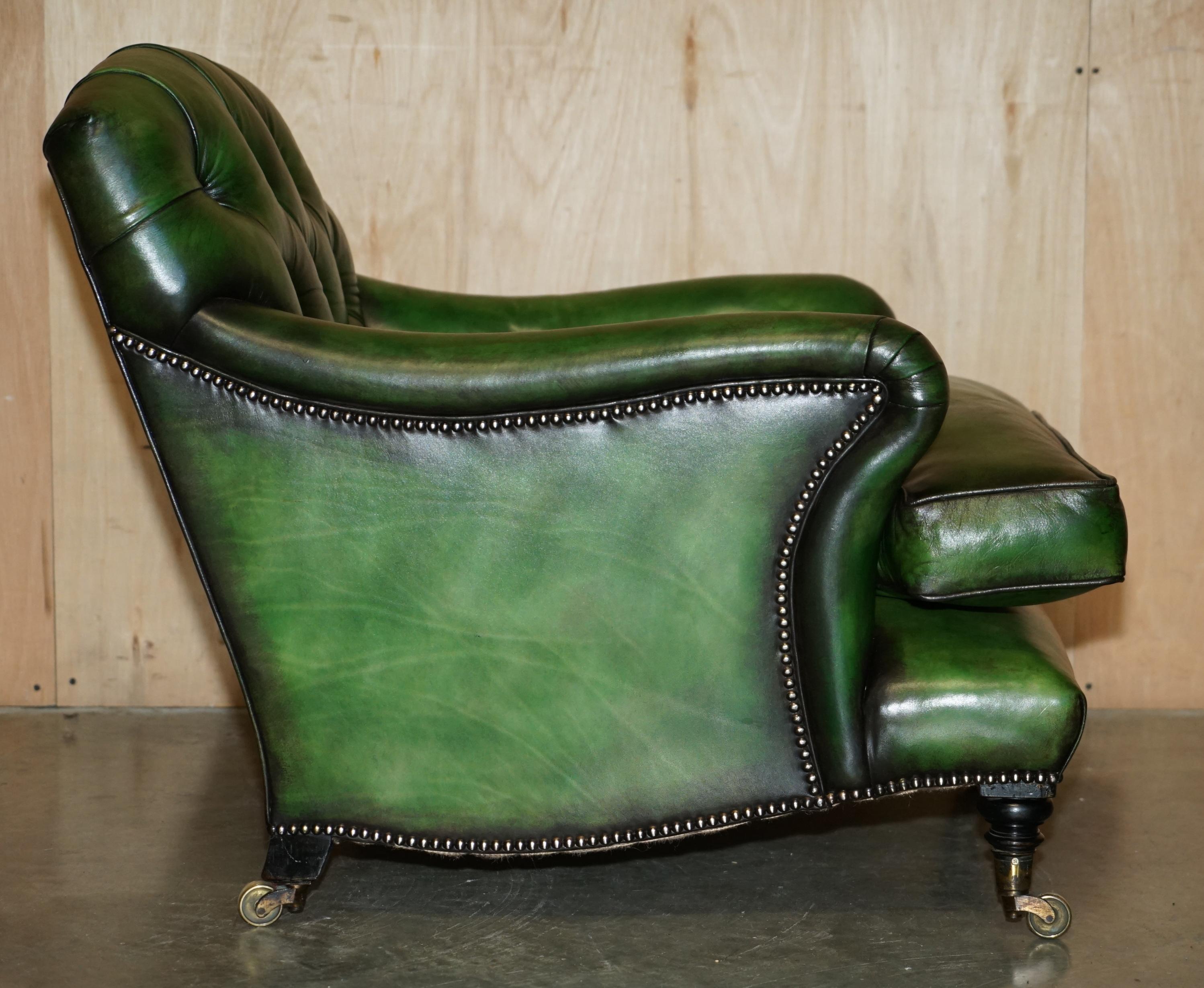 PAIRO DI POLTRONE ANTICHE DI HOWARD & Sons's BRIDGEWATER CHESTERFIELD IN PELLE VERDE in vendita 1
