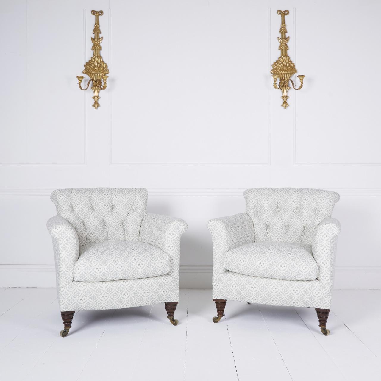 Coppia di generose sedie Woodstock in stile Howard, rivestite in cotone organico verde sbiadito con monogramma H. & Greene, che poggiano su gambe a sciabola in mogano e rotelle originali.

Rif. MS179

Dimensioni: H 30″  L 29,5″ D 30″  S 19″h