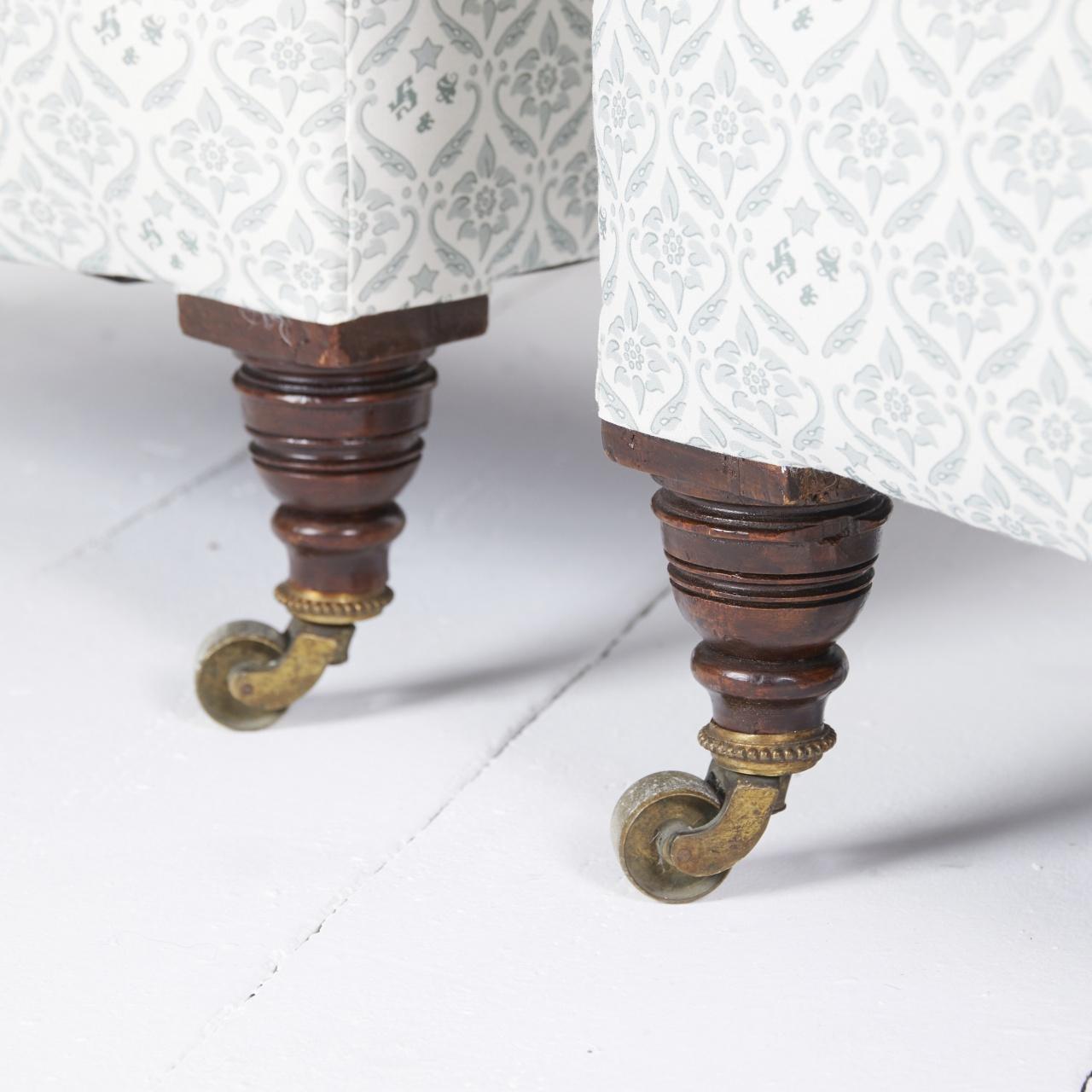 Coppia di antiche poltrone a vasca in stile Howard in vendita 3