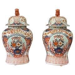 Paire d'anciennes jarres à gingembre Imari avec couvercles en forme de chien Foo             