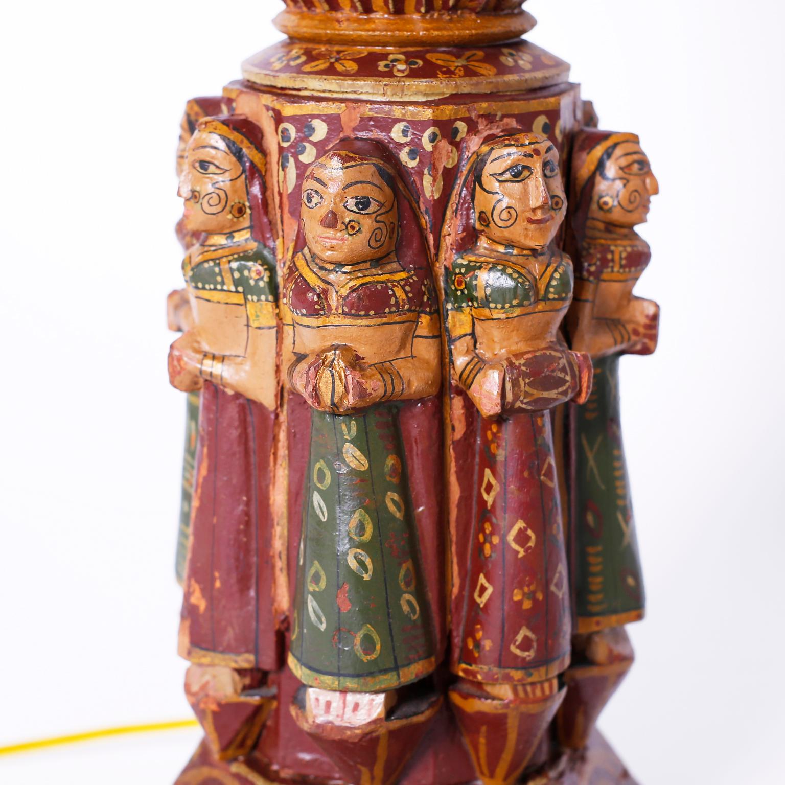 Sculpté Paire de lampes de table indiennes antiques sculptées et peintes provenant de poteaux de lit antiques