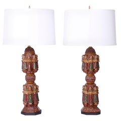 Paire de lampes de table indiennes antiques sculptées et peintes provenant de poteaux de lit antiques