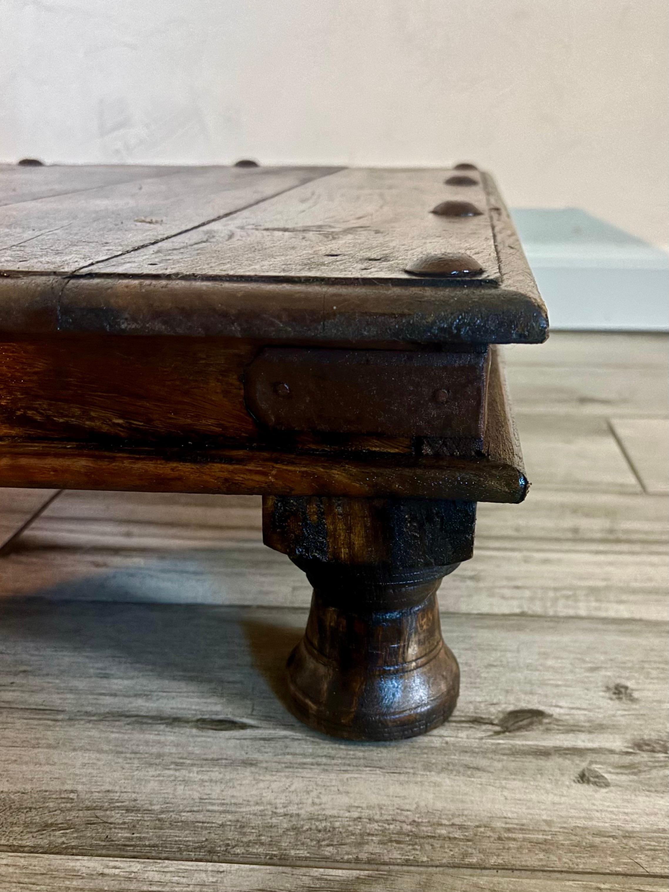 Paire de tables à prières indiennes anciennes, fin du 19e siècle Bon état - En vente à Delray Beach, FL