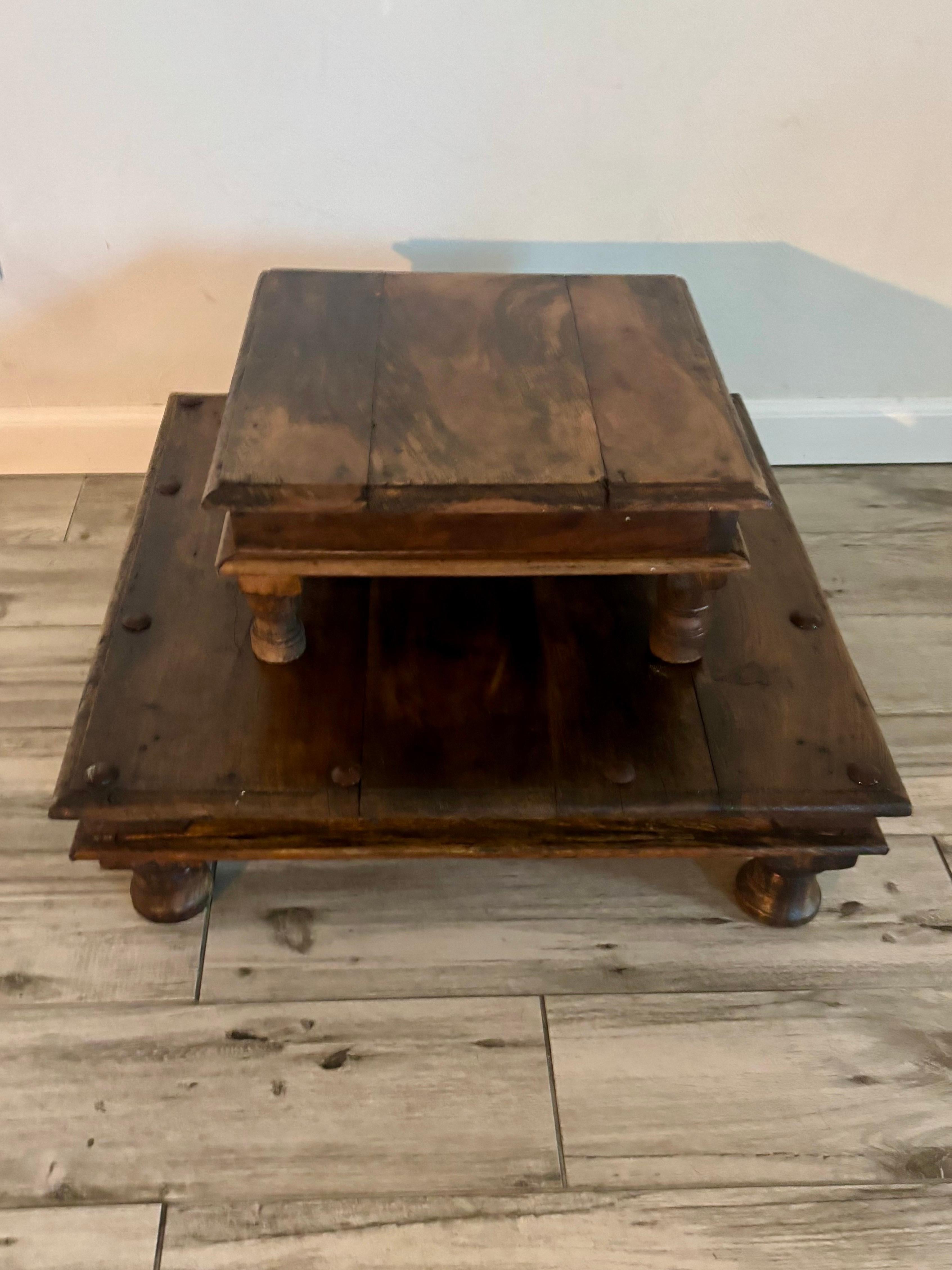 XIXe siècle Paire de tables à prières indiennes anciennes, fin du 19e siècle en vente