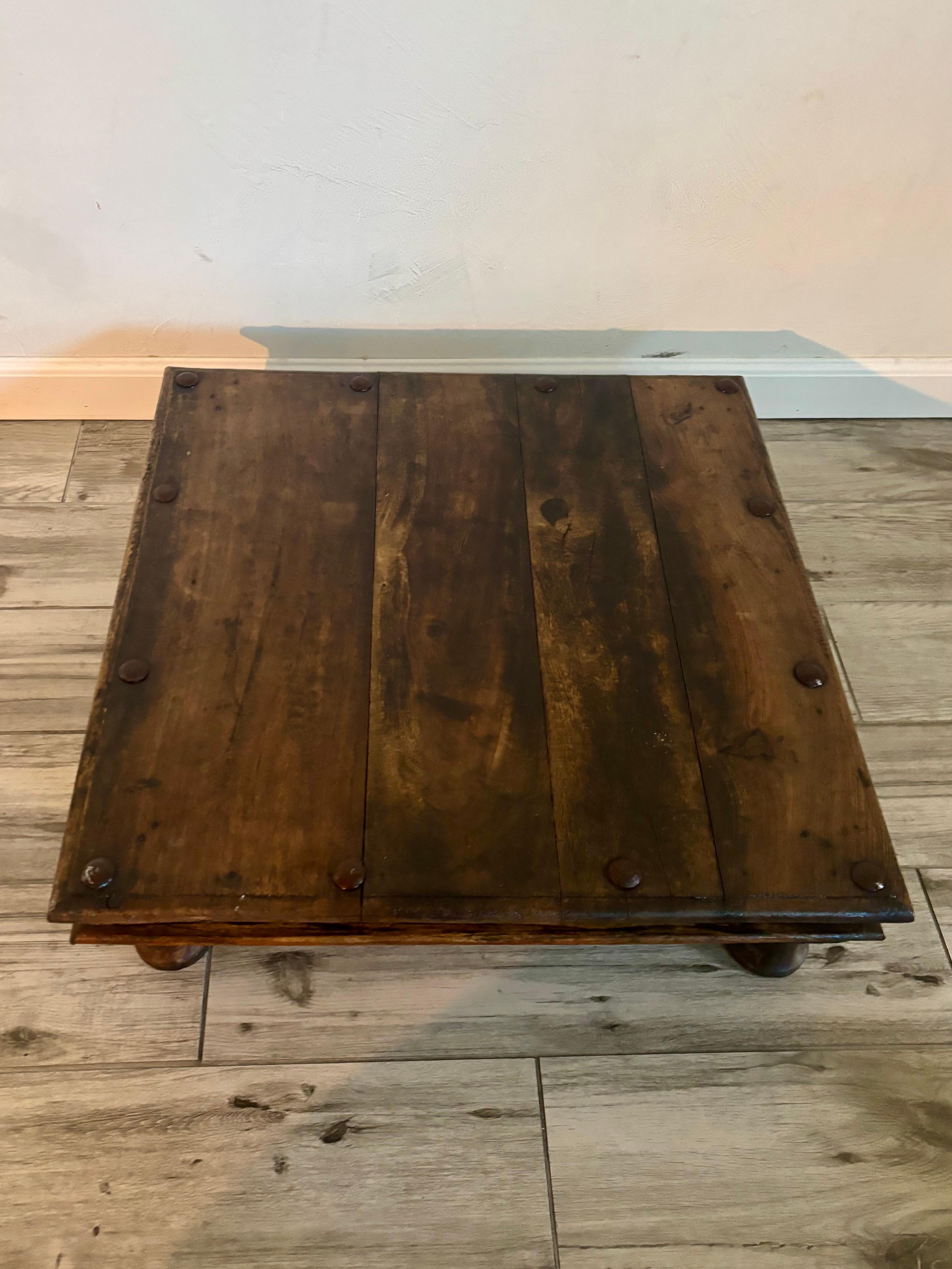 Paire de tables à prières indiennes anciennes, fin du 19e siècle en vente 1