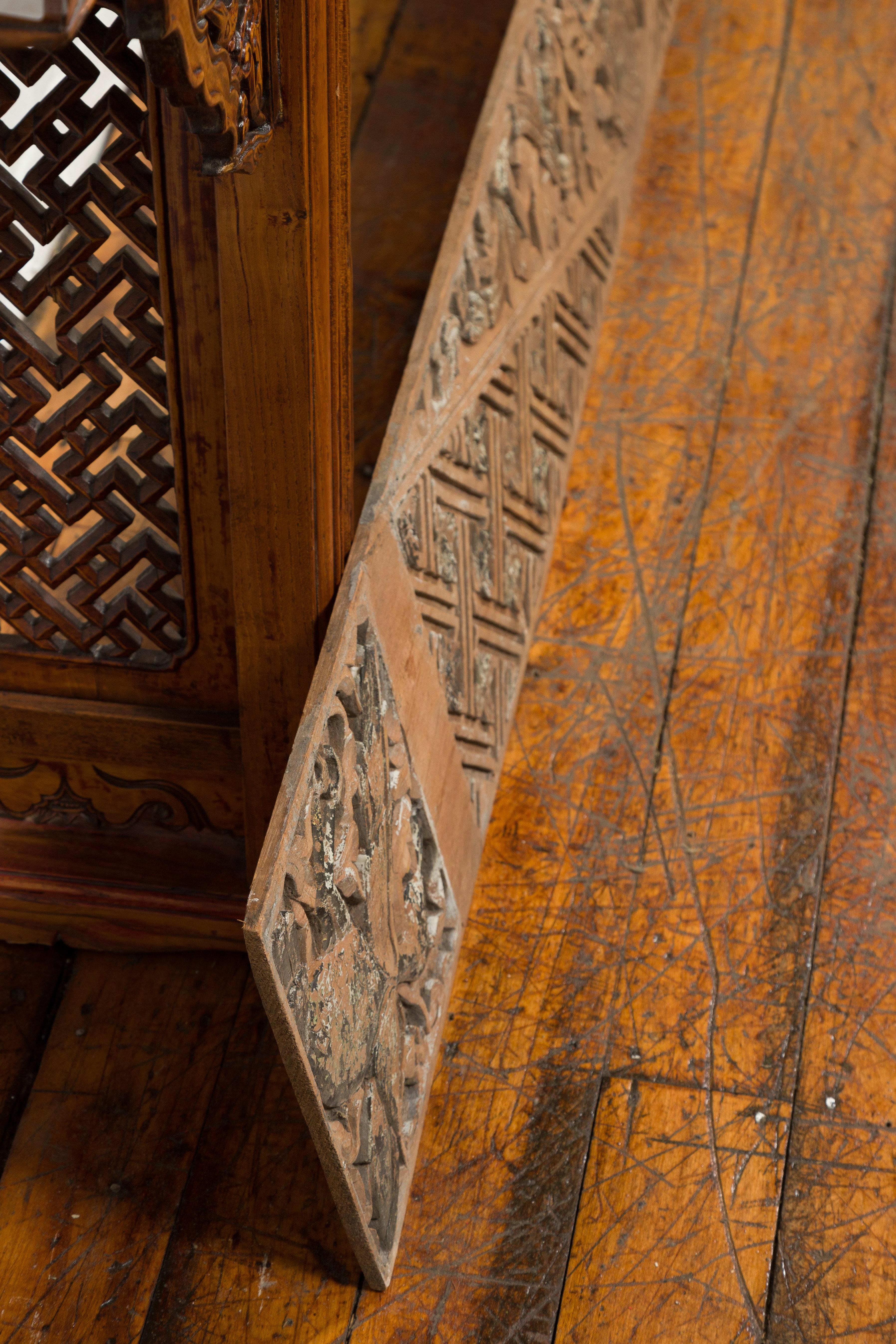 Paire d'anciens panneaux de bois indonésiens sculptés avec plateaux polychromes en vente 6