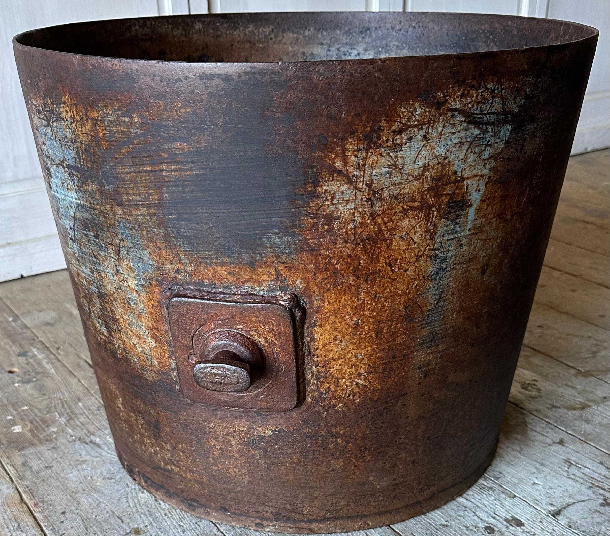 Fabelhafte Patina.... diese seltene und schwer zu finden Paar antike industrielle Eisen Eimer machen wunderbare Pflanzgefäße oder Urnen zu zeigen, Ihre den Eingang zu Ihrem Haus oder Garten.
Verwenden Sie sie für Holzscheite oder Anzündholz für