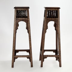 Coppia di antichi piedistalli marocchini intarsiati