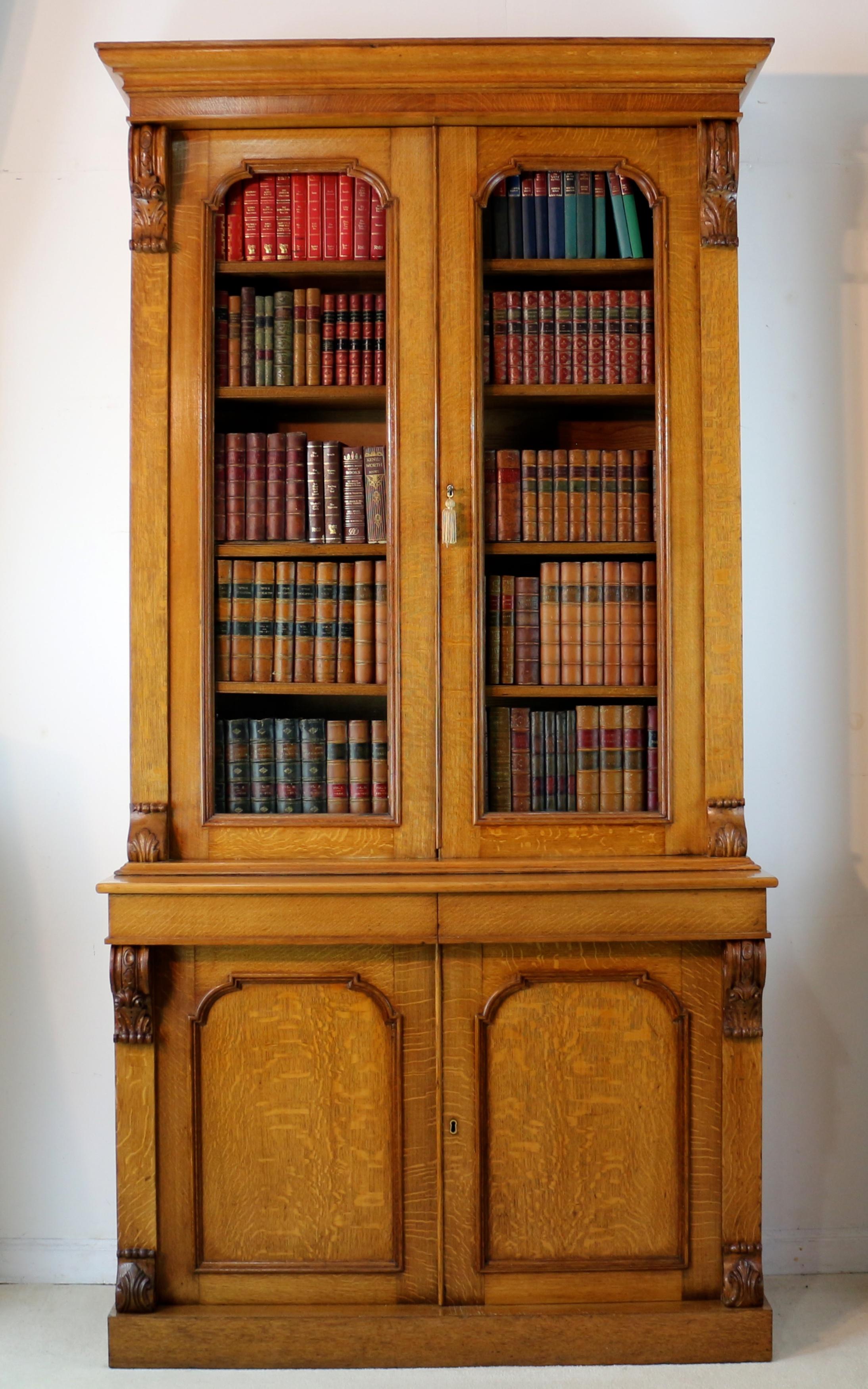 Pair of Antique Irish William IV Oak Estate Bookcases by John J Byrne of Dublin In Good Condition In Glasgow, GB
