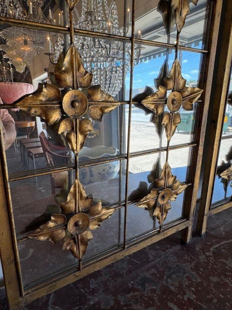 Français Paire de panneaux muraux antiques en fer et en miroir en vente