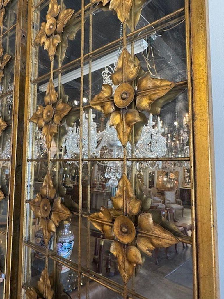 Paire de panneaux muraux antiques en fer et en miroir Bon état - En vente à Dallas, TX