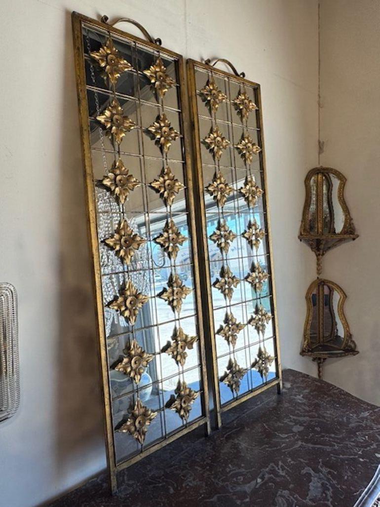 20ième siècle Paire de panneaux muraux antiques en fer et en miroir en vente