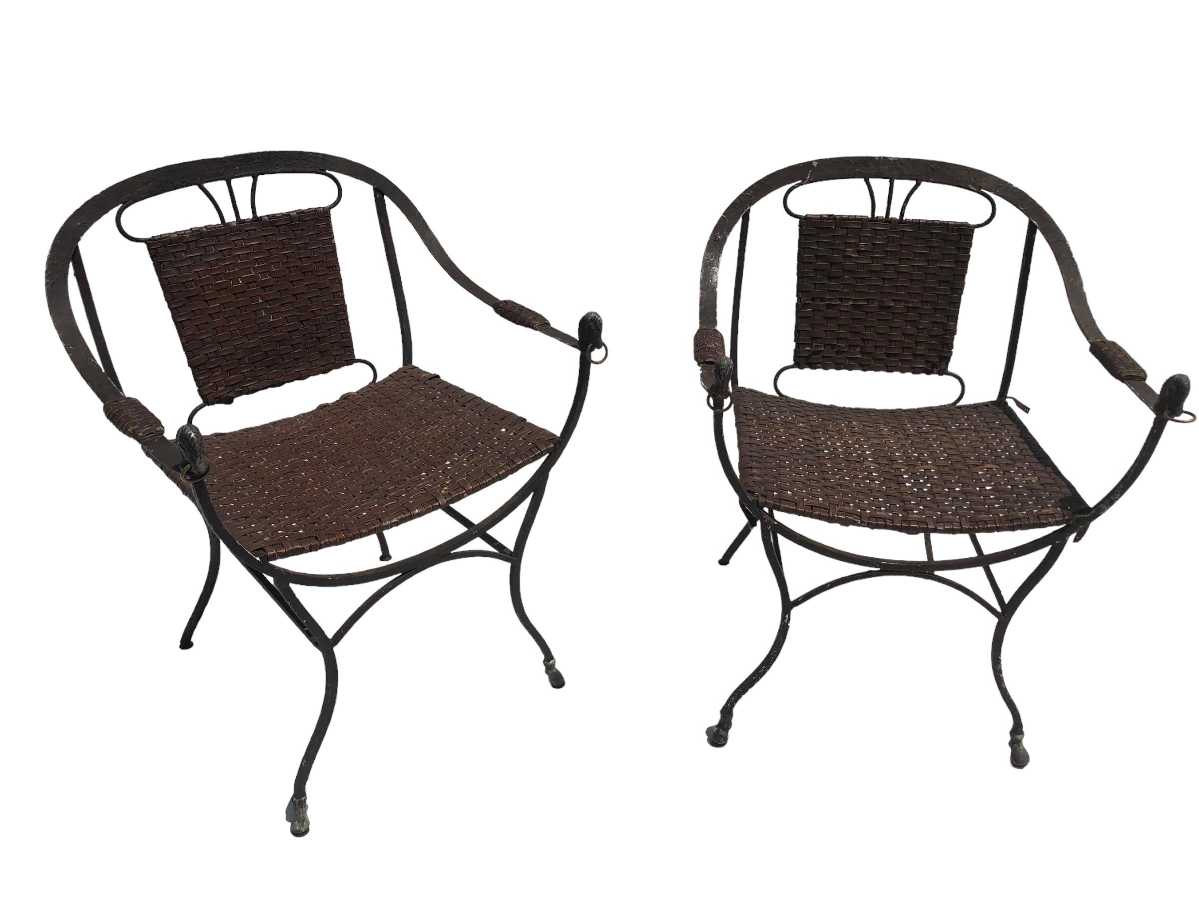 Paire de chaises en fer à dossier en fer à cheval et cuir en finition marron antique. Les sièges et les accoudoirs sont en cuir tressé à motifs palmés. Les accoudoirs se terminent par une tête de cheval avec des anneaux.
Veuillez nous contacter pour
