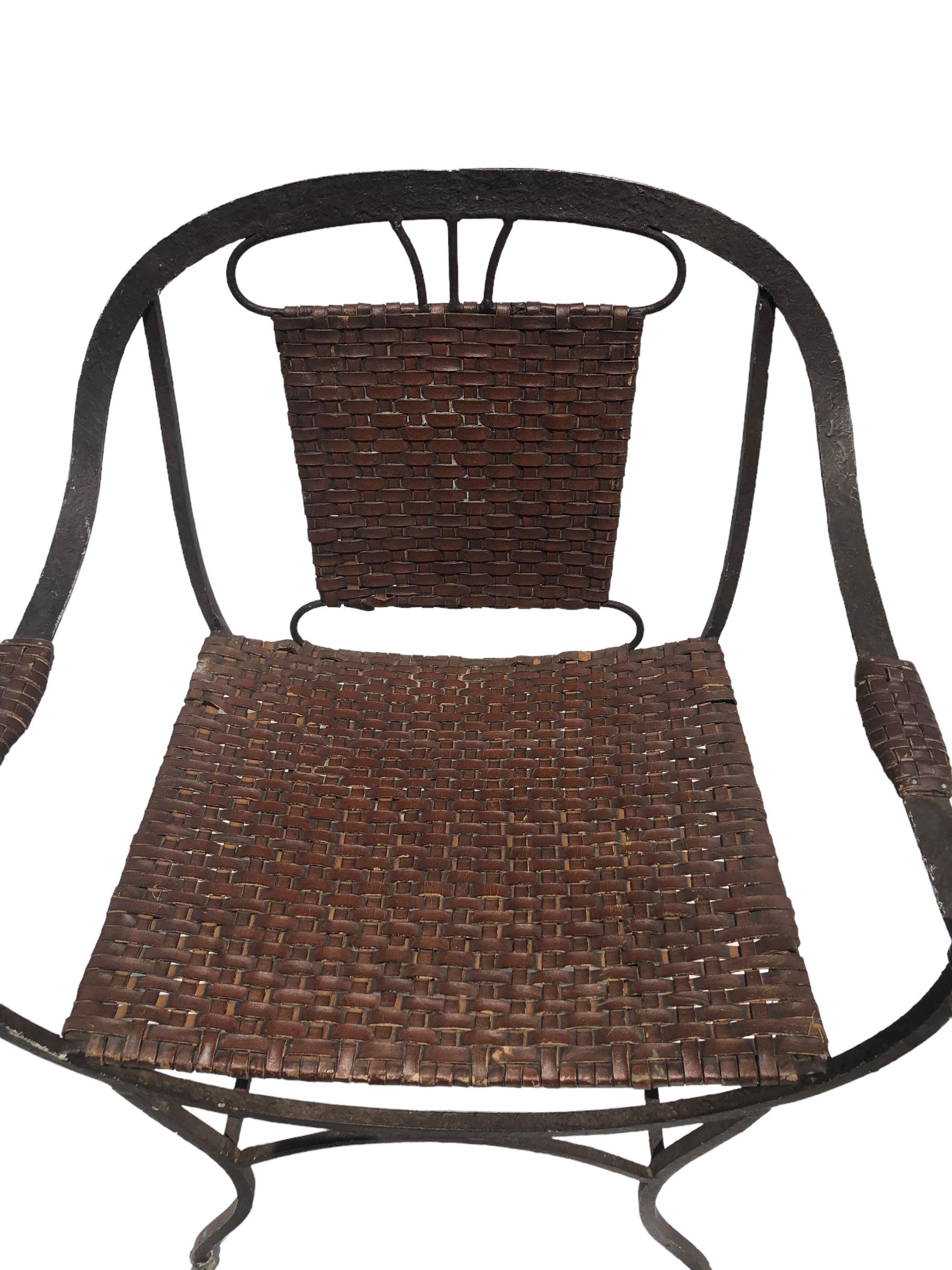 Cuir Paire de chaises anciennes à dossier en fer à cheval et cuir en vente