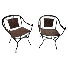Pareja de sillas antiguas de hierro con respaldo de herradura y cuero