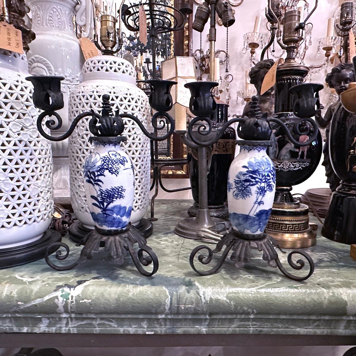 Olandese Coppia di antichi candelabri in ferro e porcellana in vendita