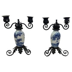 Pareja de candeleros antiguos de hierro y porcelana