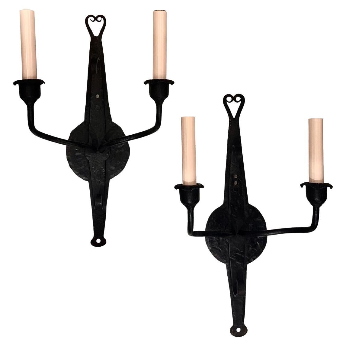 Paire d'appliques anciennes en fer en vente
