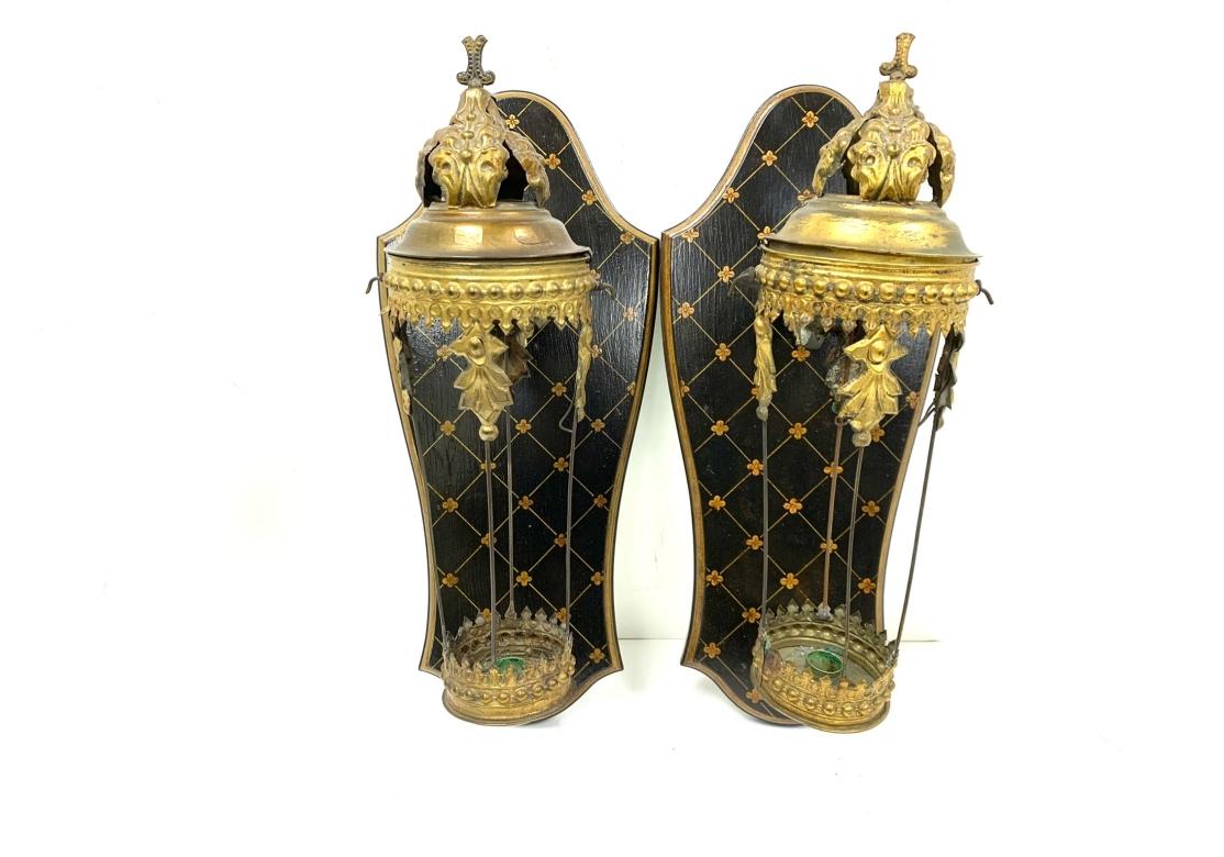 Paire d'appliques à bougie inhabituelles et très décoratives. Reposoir du 19ème siècle avec plaque arrière en bois peint au pochoir et ébonisé. Les appliques sont dotées d'ornements articulés et pivotants, semblables à des 