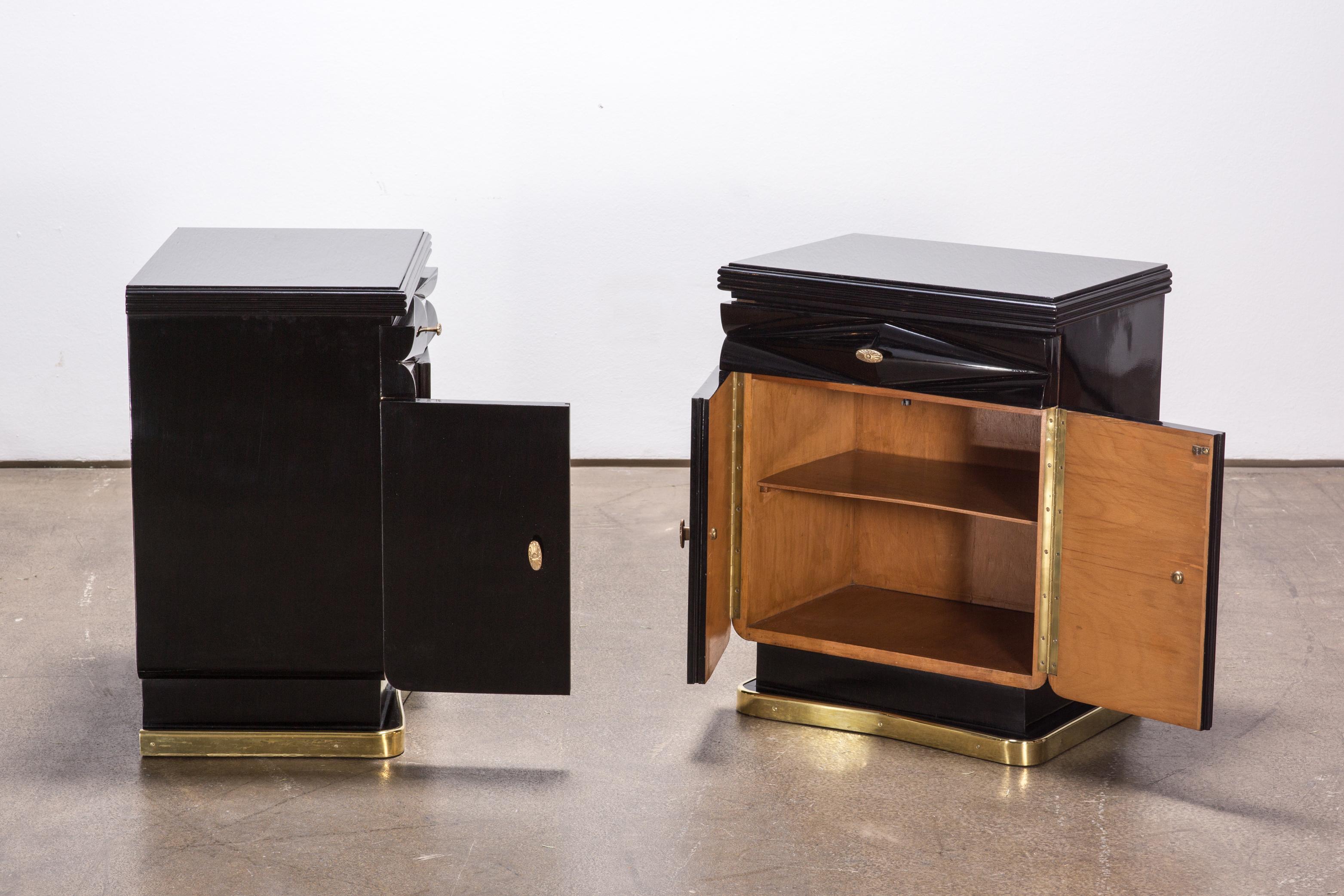 Very decorative pair of Italian Art Deco bedroom nightstands by Osvaldo Borsani.
The antique nightstands are from Italy and are made, circa 1935.
The front of the nightstand is made of ebonized and polished walnut and decorated with original