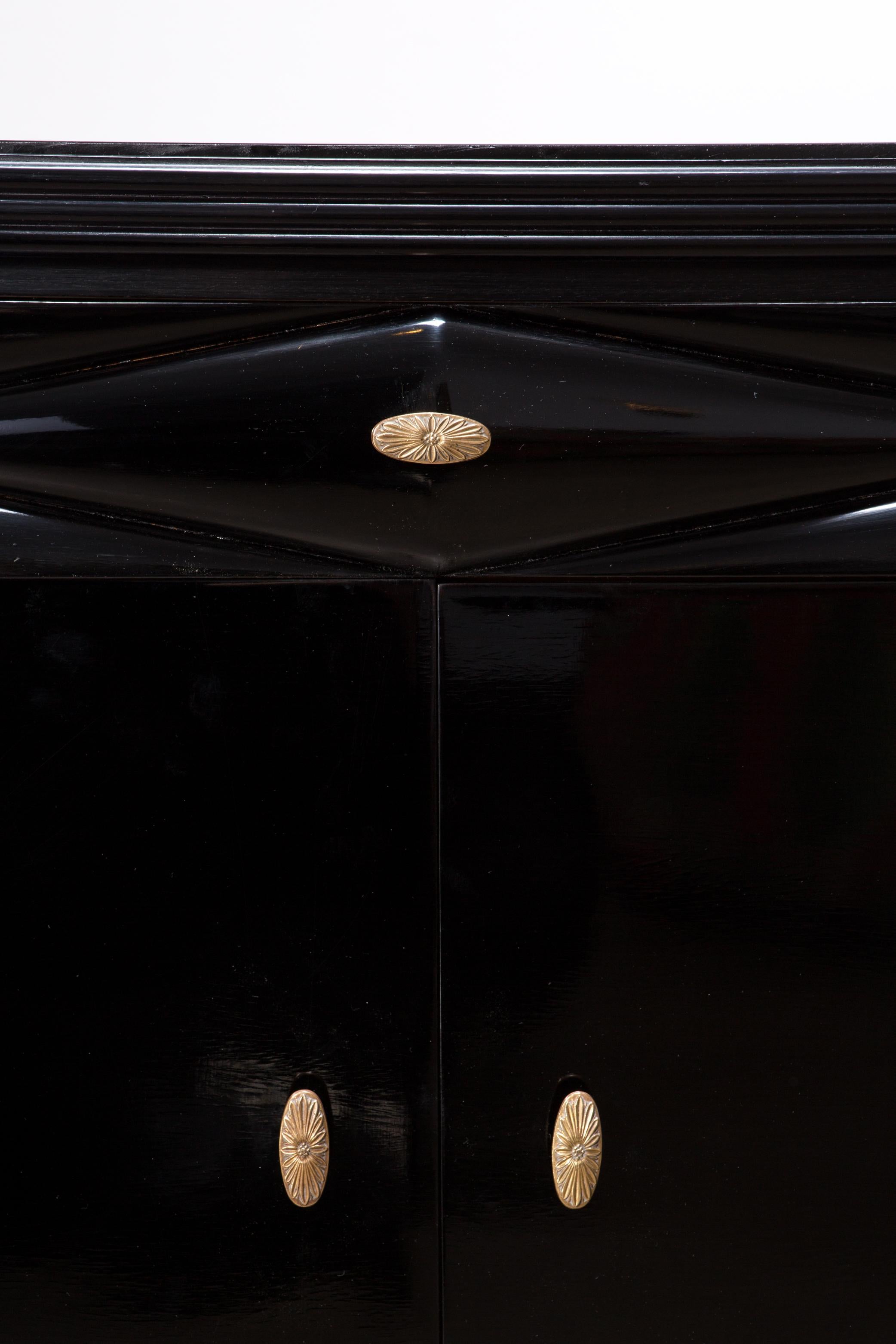 Pair of Antique Italian Art Deco Bedroom Night Stands by Osvaldo Borsani, 1935s im Zustand „Gut“ in Vienna, AT