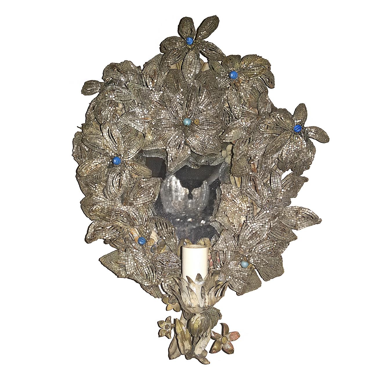 Paar italienische einflammige Perlenleuchter mit Blumen- und Blattwerkmotiv aus dem 19. Jahrhundert mit Spiegelrückwand.

Abmessungen:
Höhe: 14