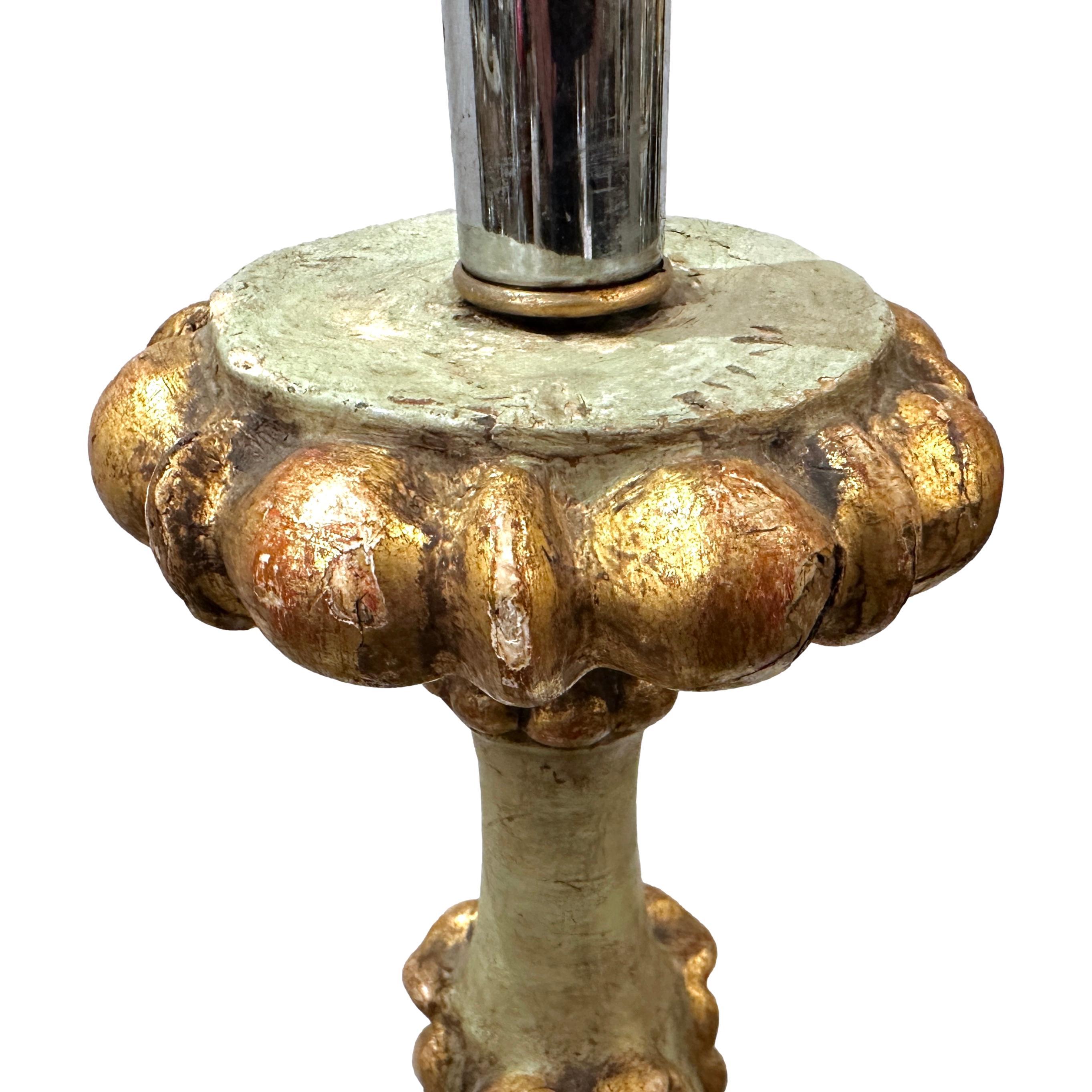 Paire de chandeliers italiens en bois sculpté et doré des années 1920, montés comme lampes.

Mesures :
Hauteur du corps : 24
Diamètre au plus large (base) : 8
