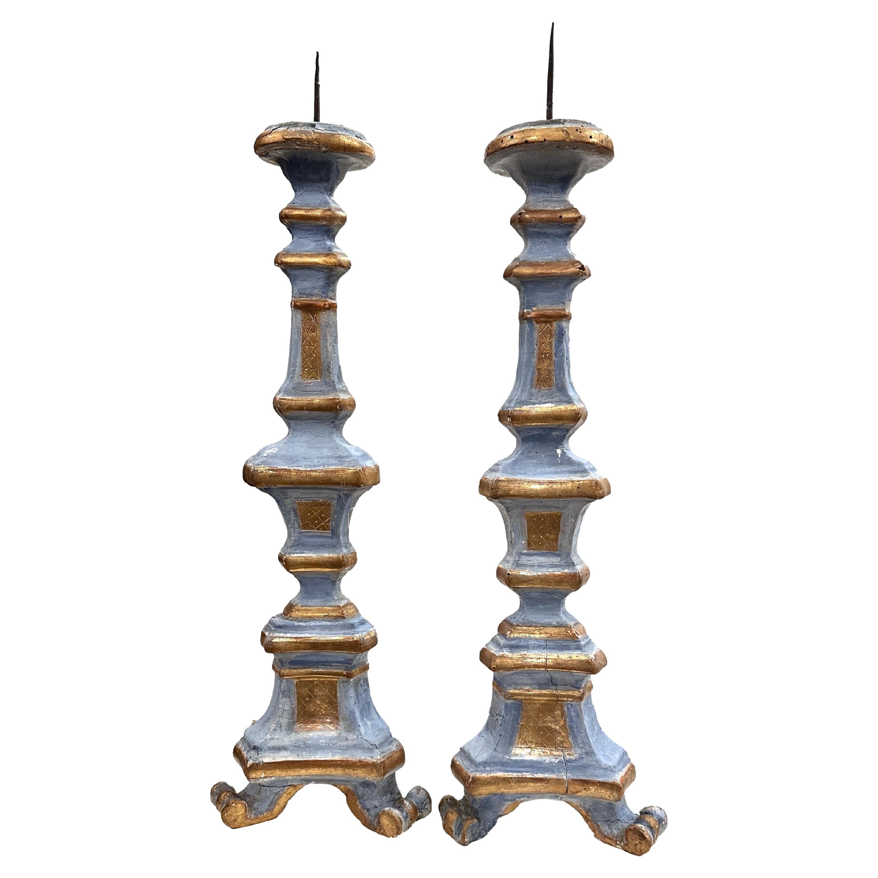 Pareja de candeleros italianos antiguos en venta